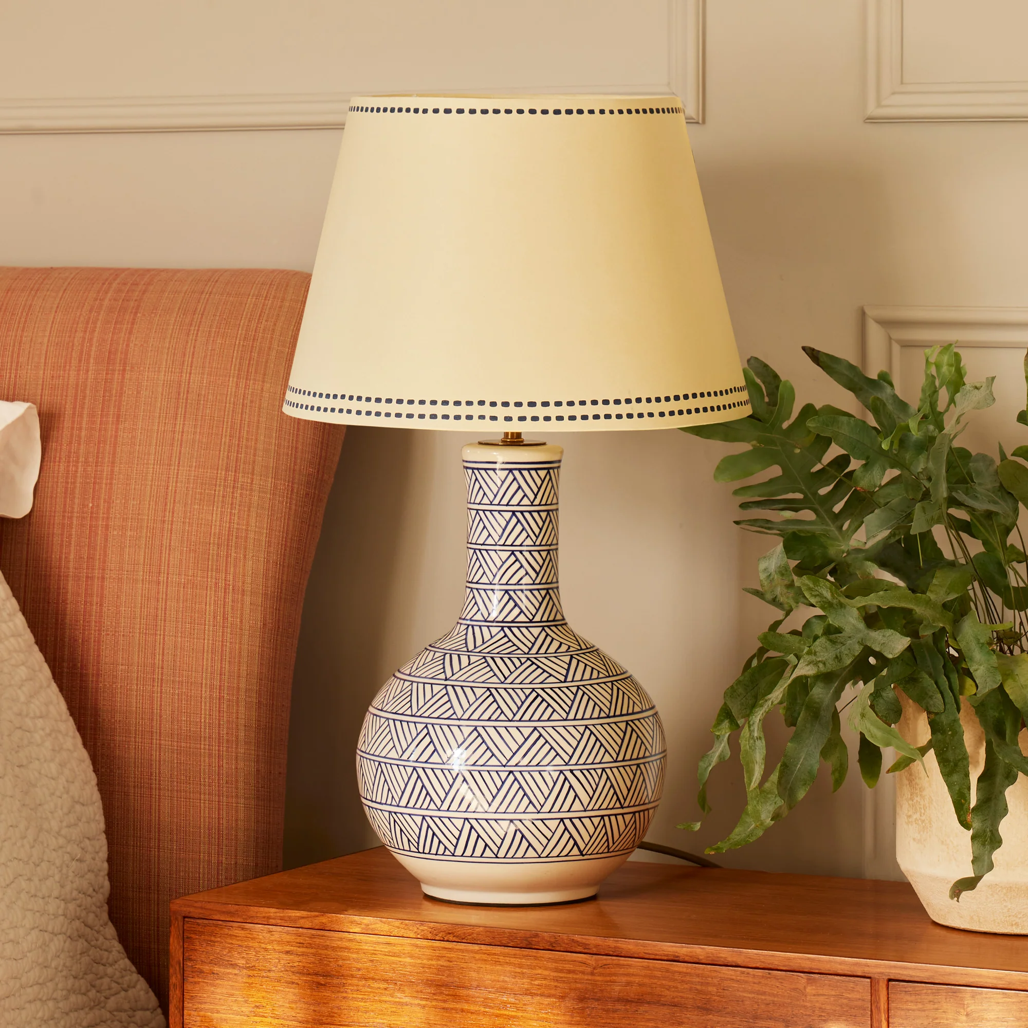 Nellie table lamp in blue and white - Image 8