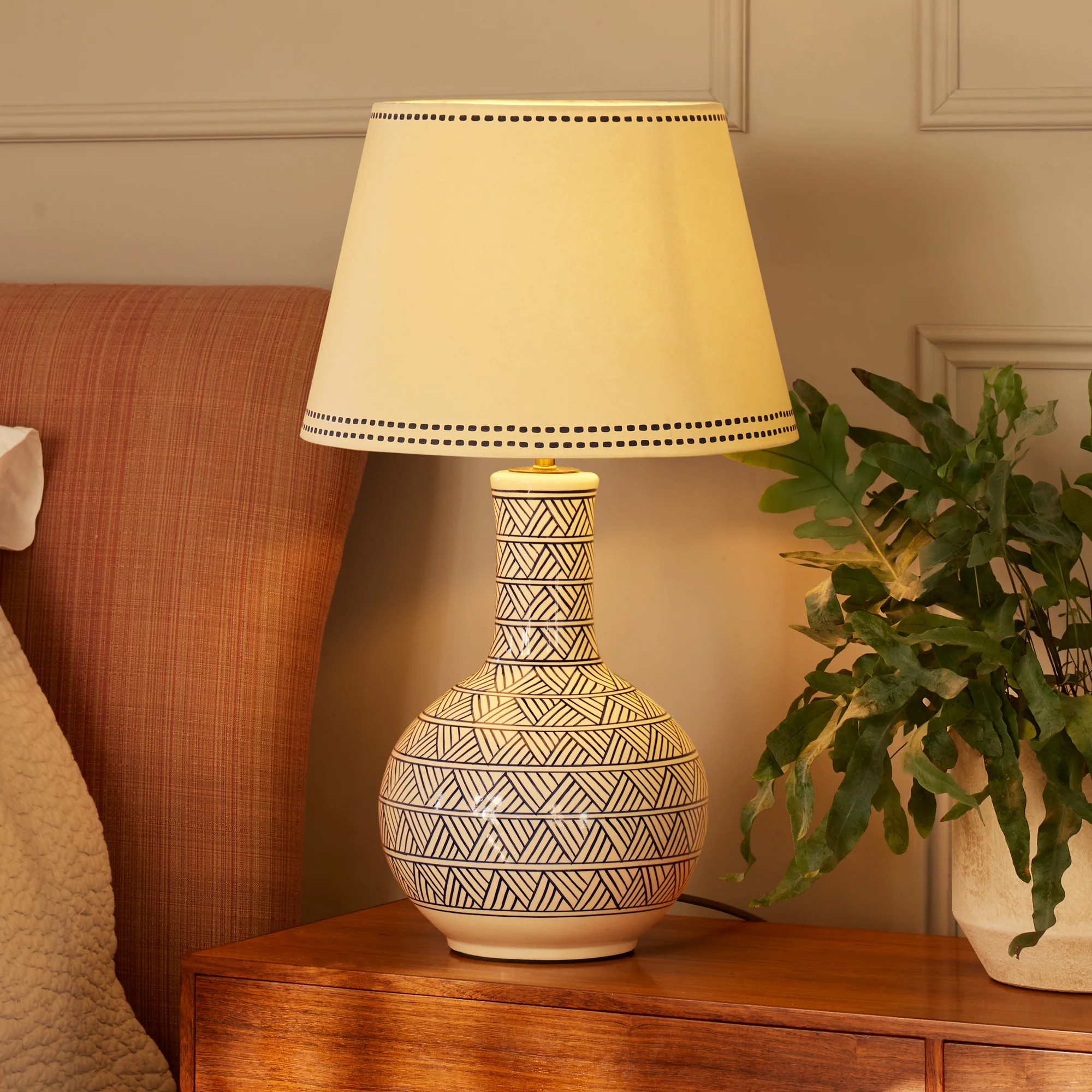 Nellie table lamp in blue and white - Image 9
