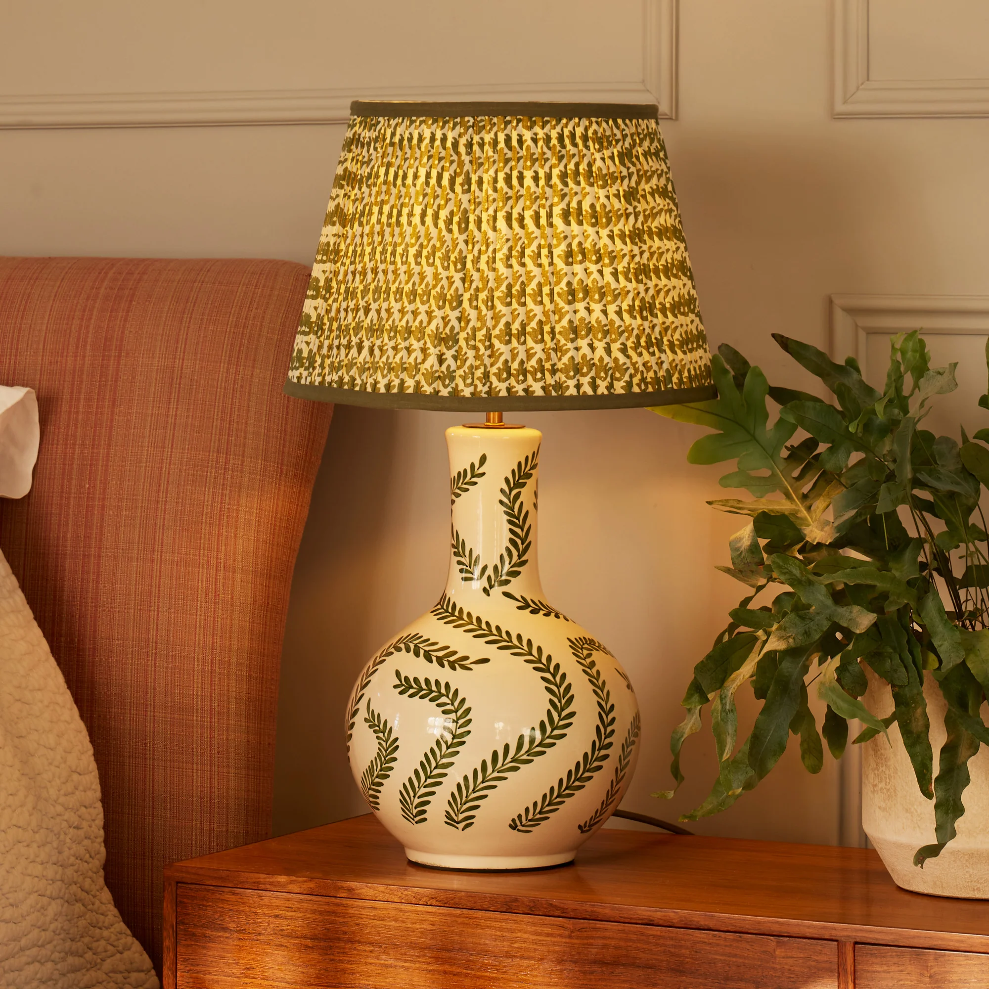 Nellie table lamp with leaf pattern - Image 2
