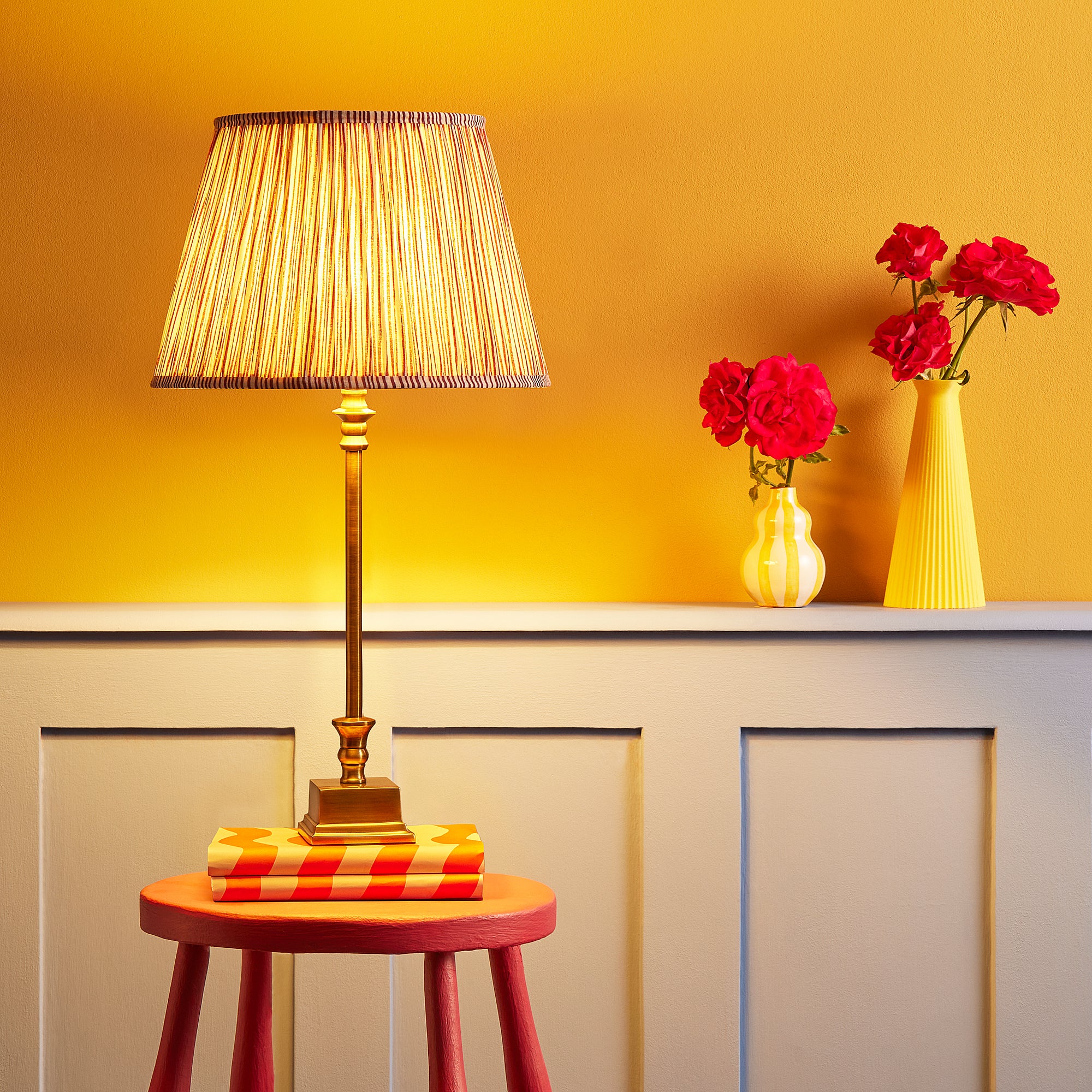 Oisin table lamp in antique brass finish - Image 2
