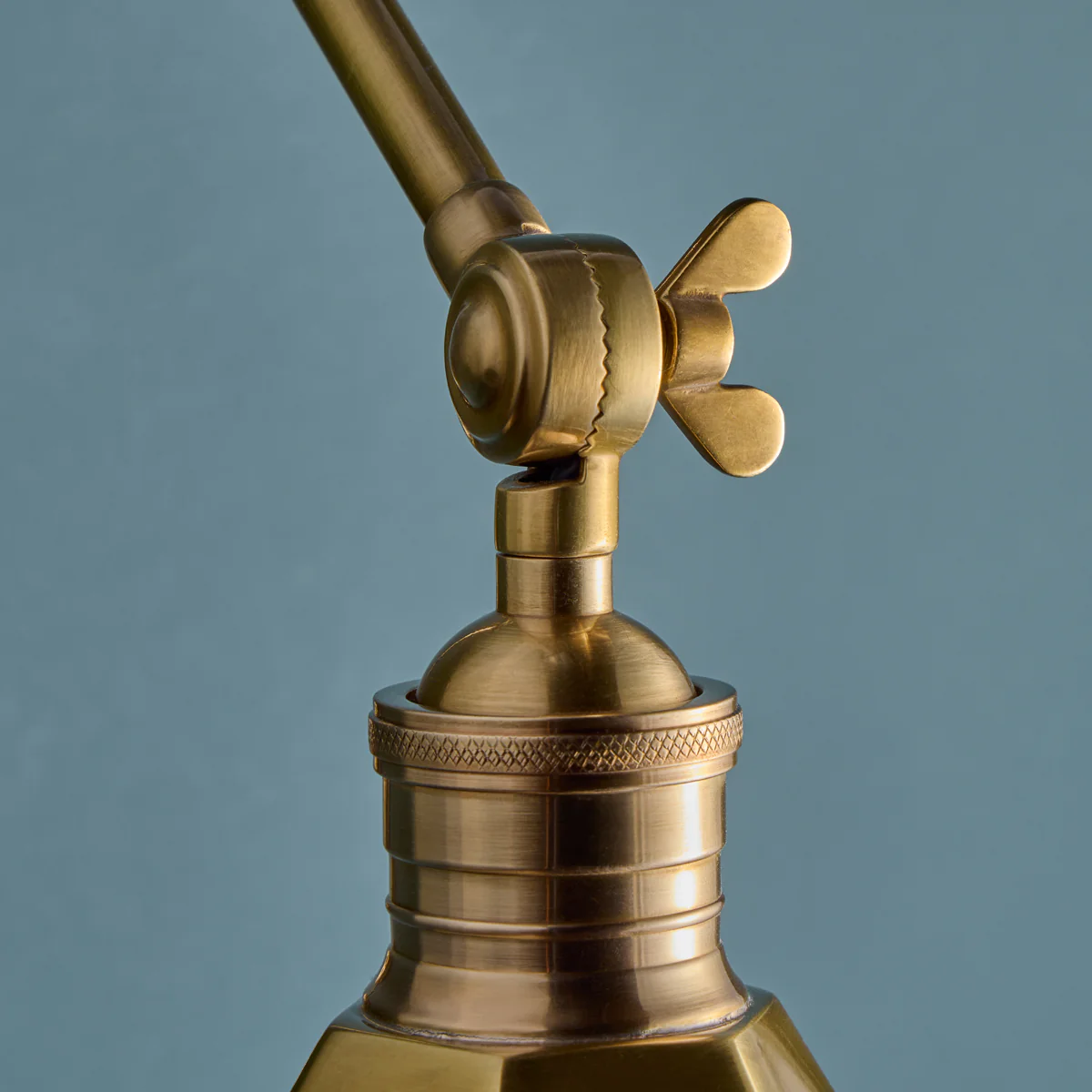 Paxton wall light in antique brass - Image 3