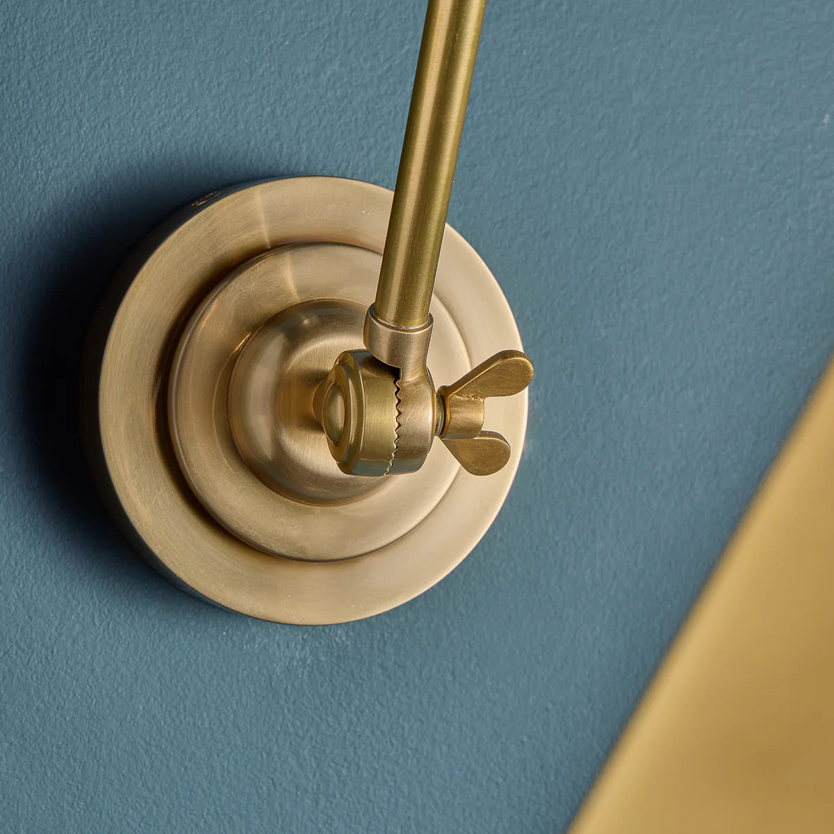 Paxton wall light in antique brass - Image 8
