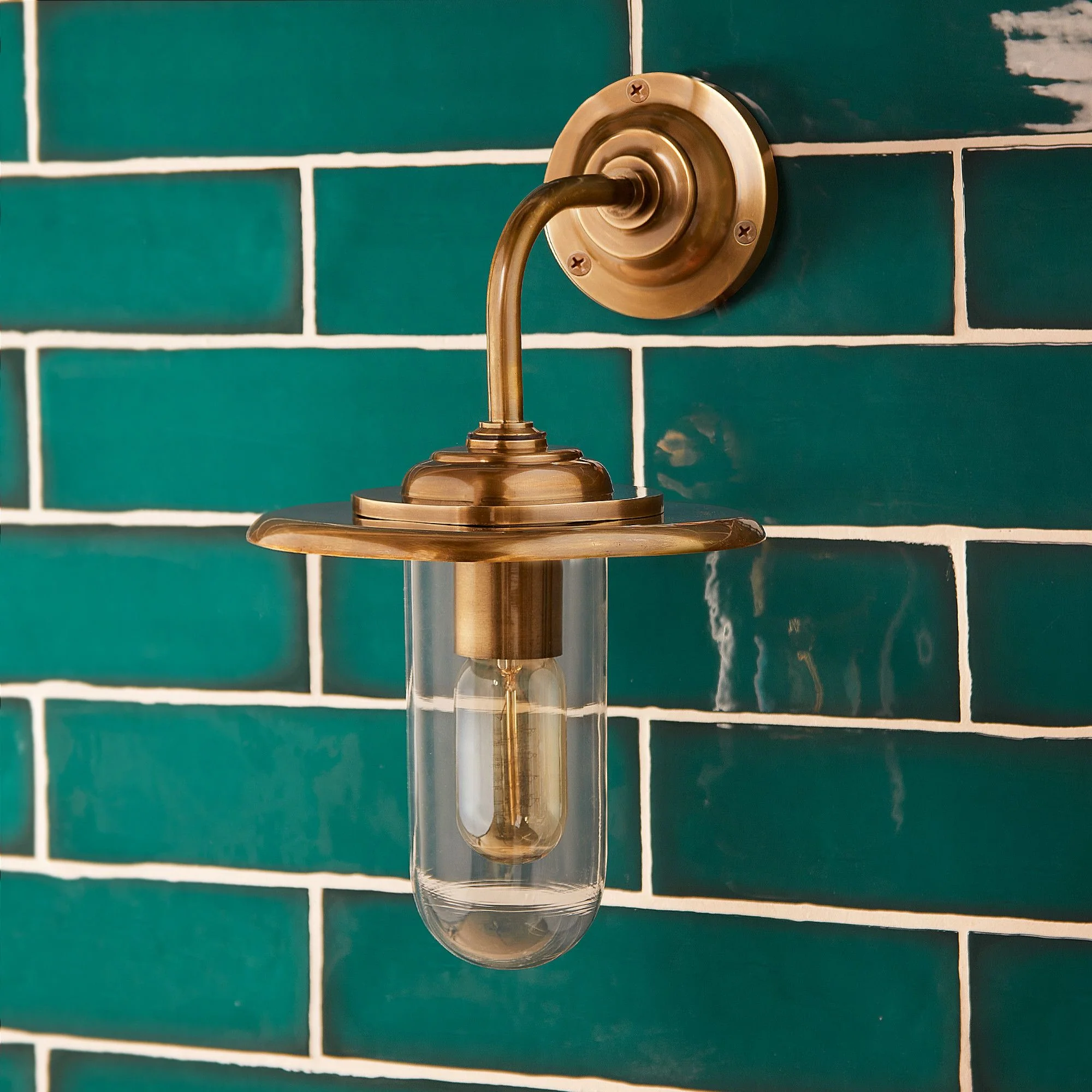 Peewit IP44 wall light in antique brass - Image 3