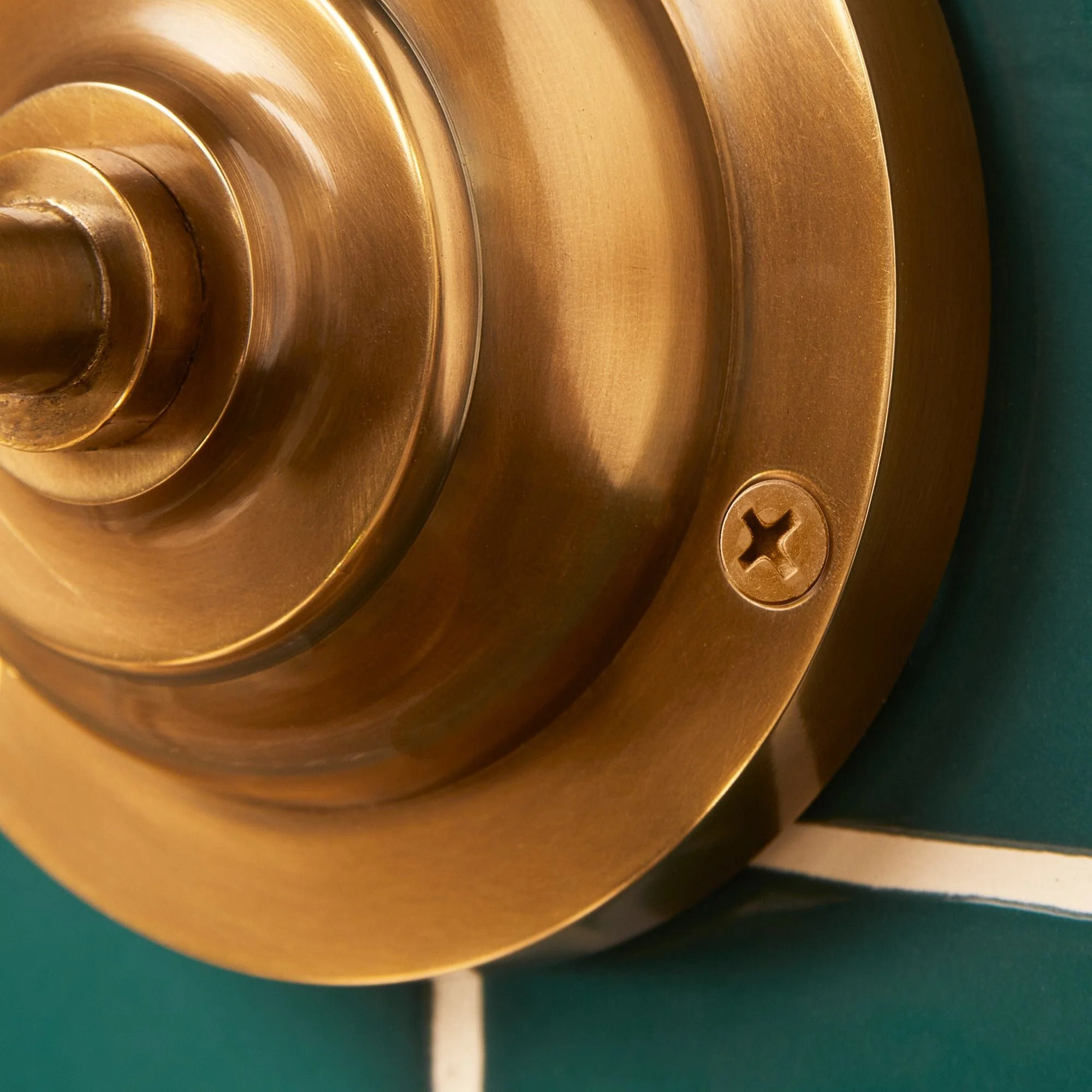 Peewit IP44 wall light in antique brass - Image 5