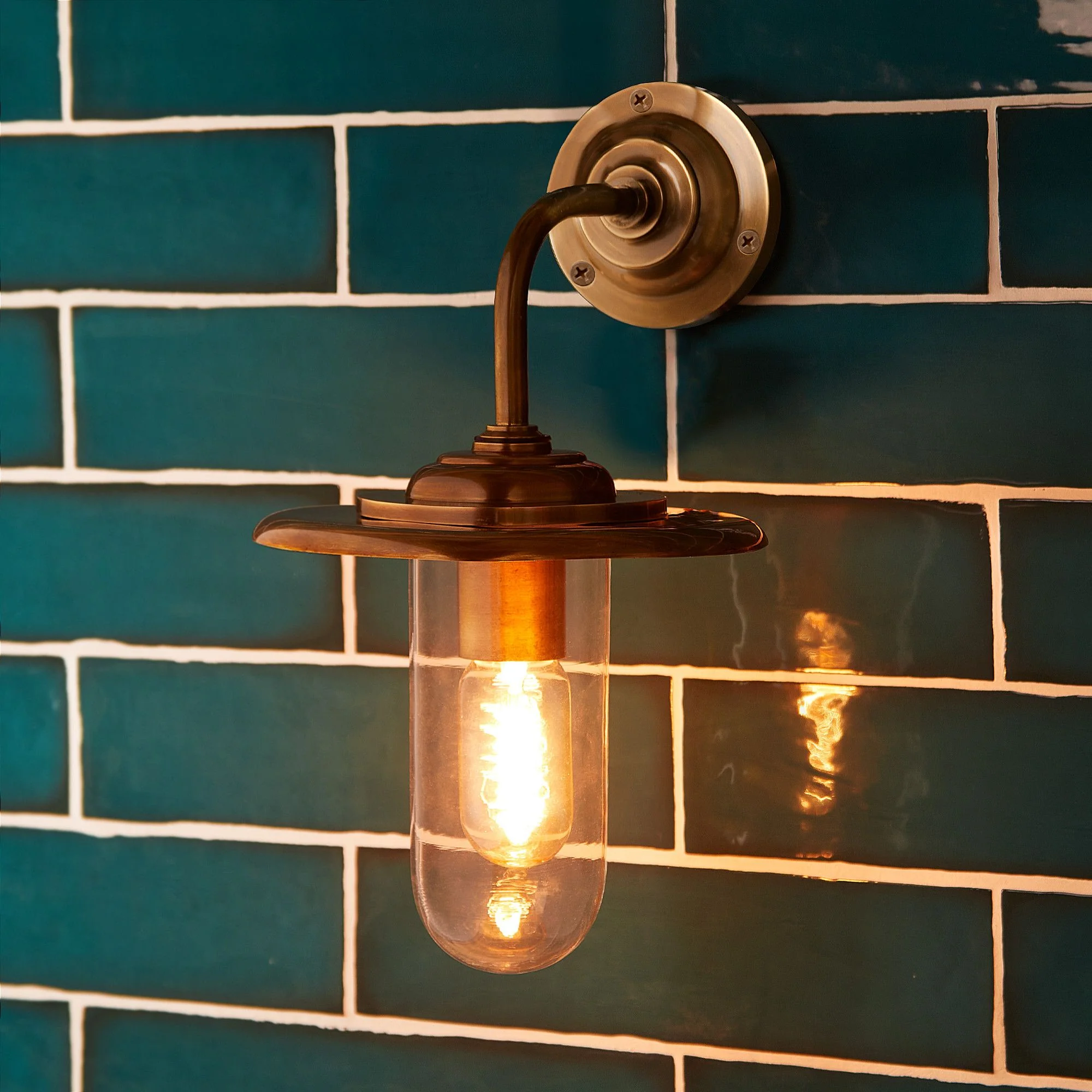 Peewit IP44 wall light in antique brass - Image 6