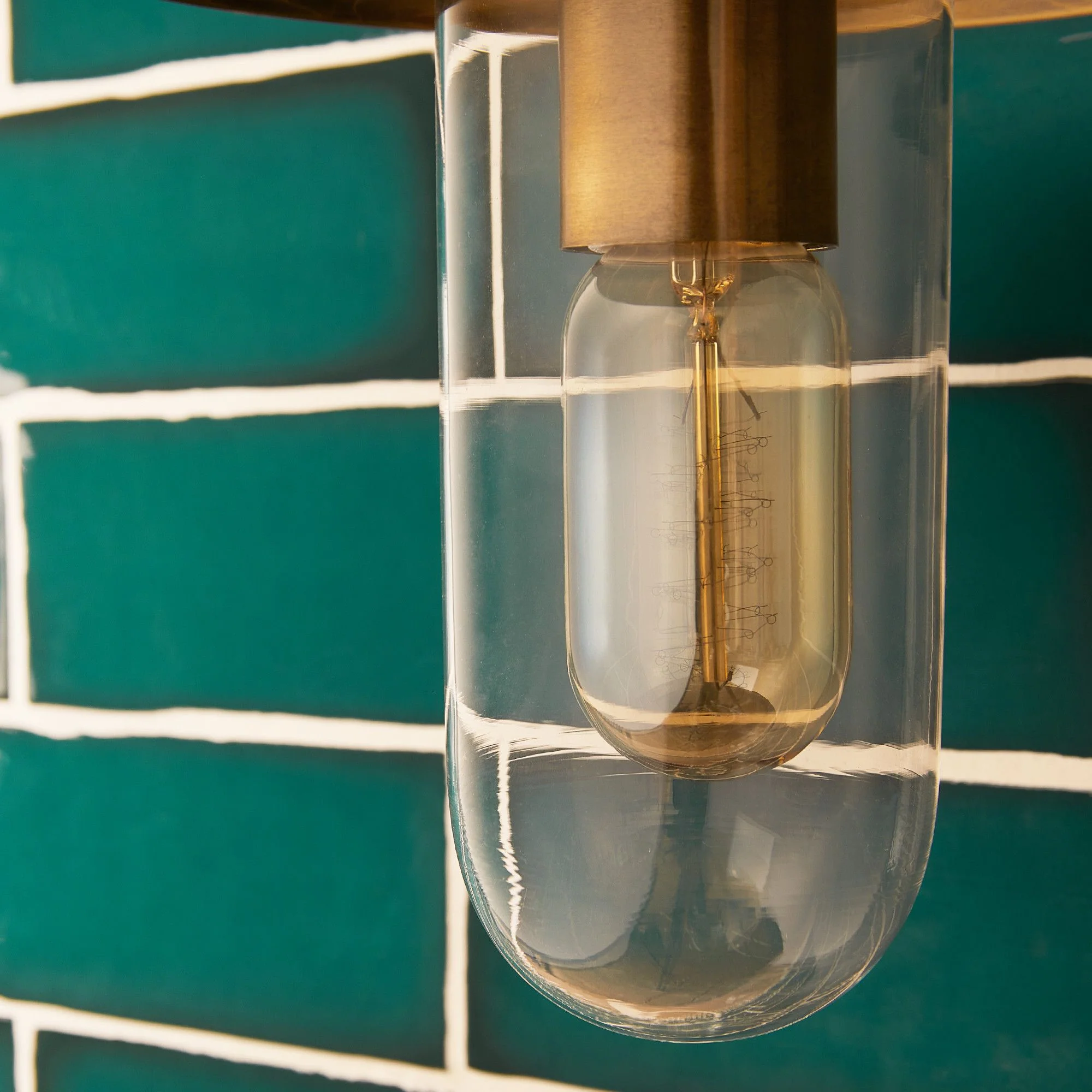 Peewit IP44 wall light in antique brass - Image 8