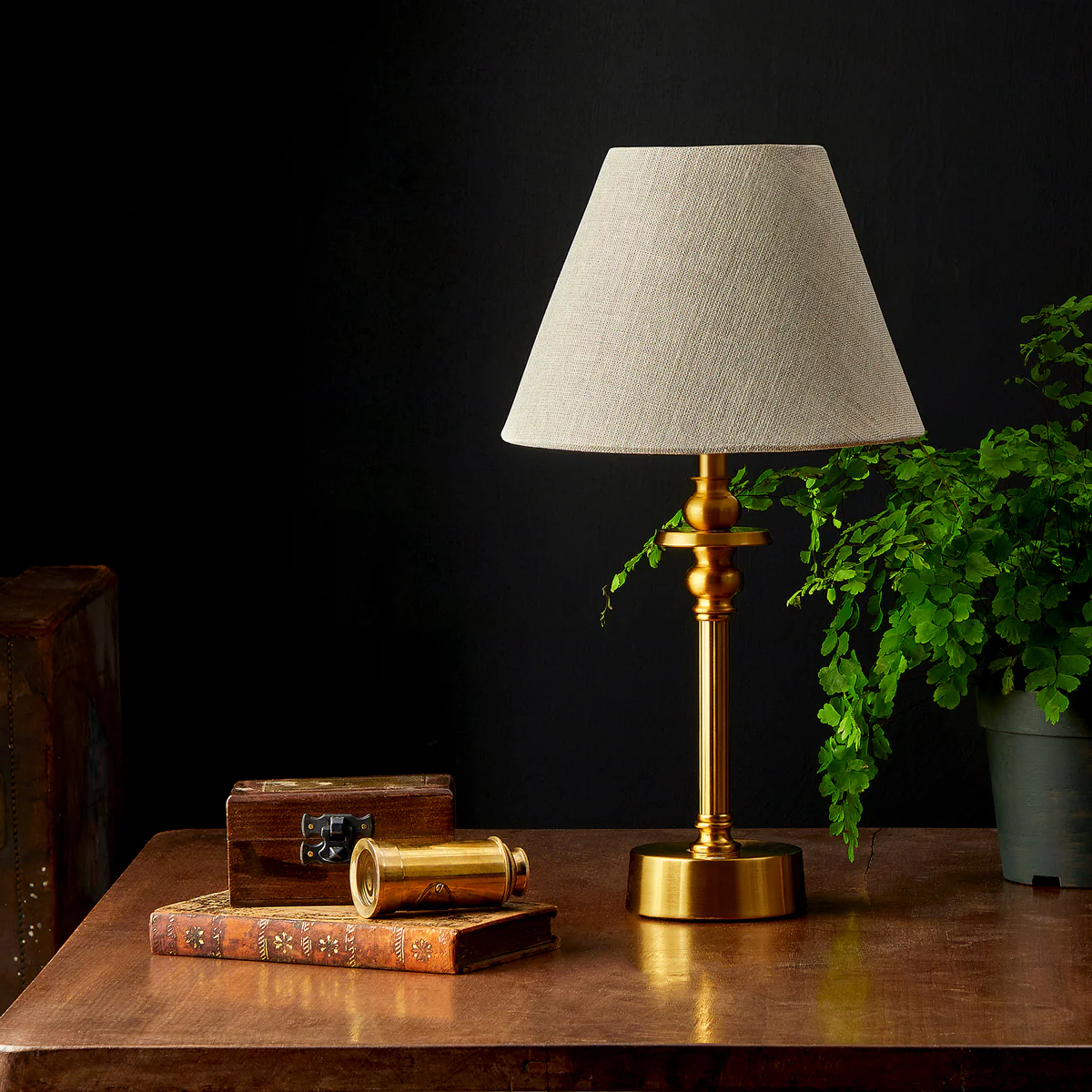 Phileas rechargeable table lamp in antique brass - Image 4