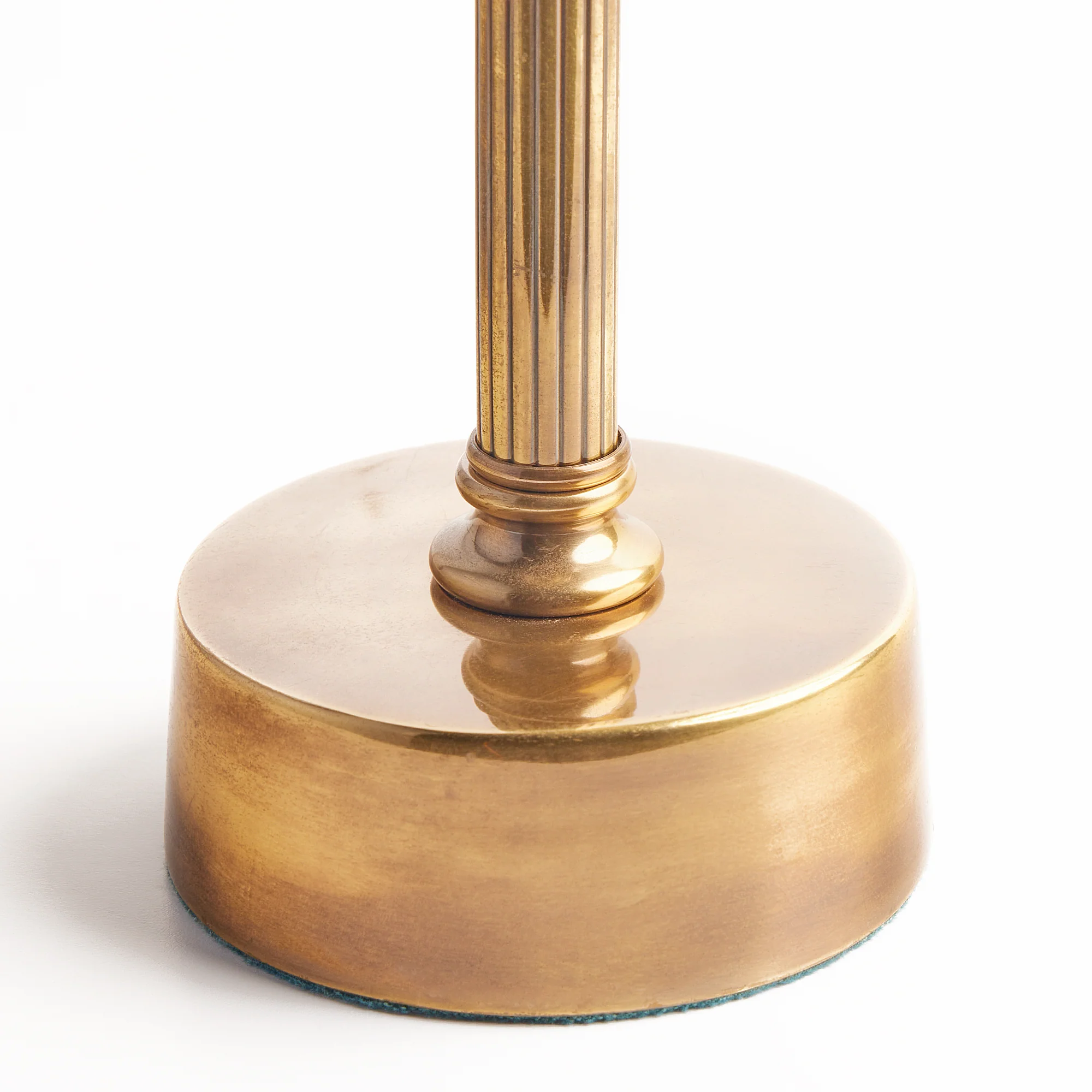 Phileas rechargeable table lamp in antique brass - Image 5
