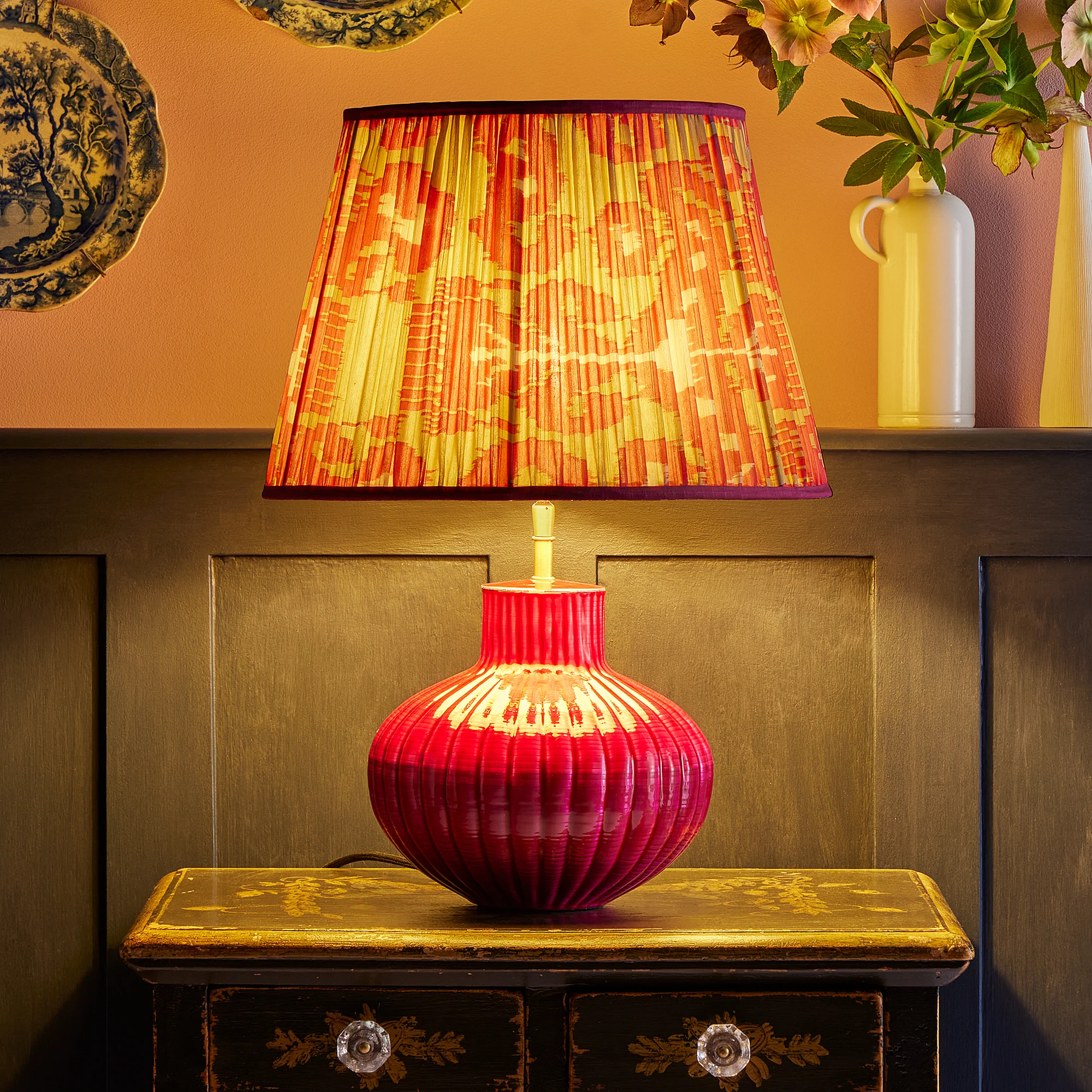 Philomena table lamp in pink - Image 2