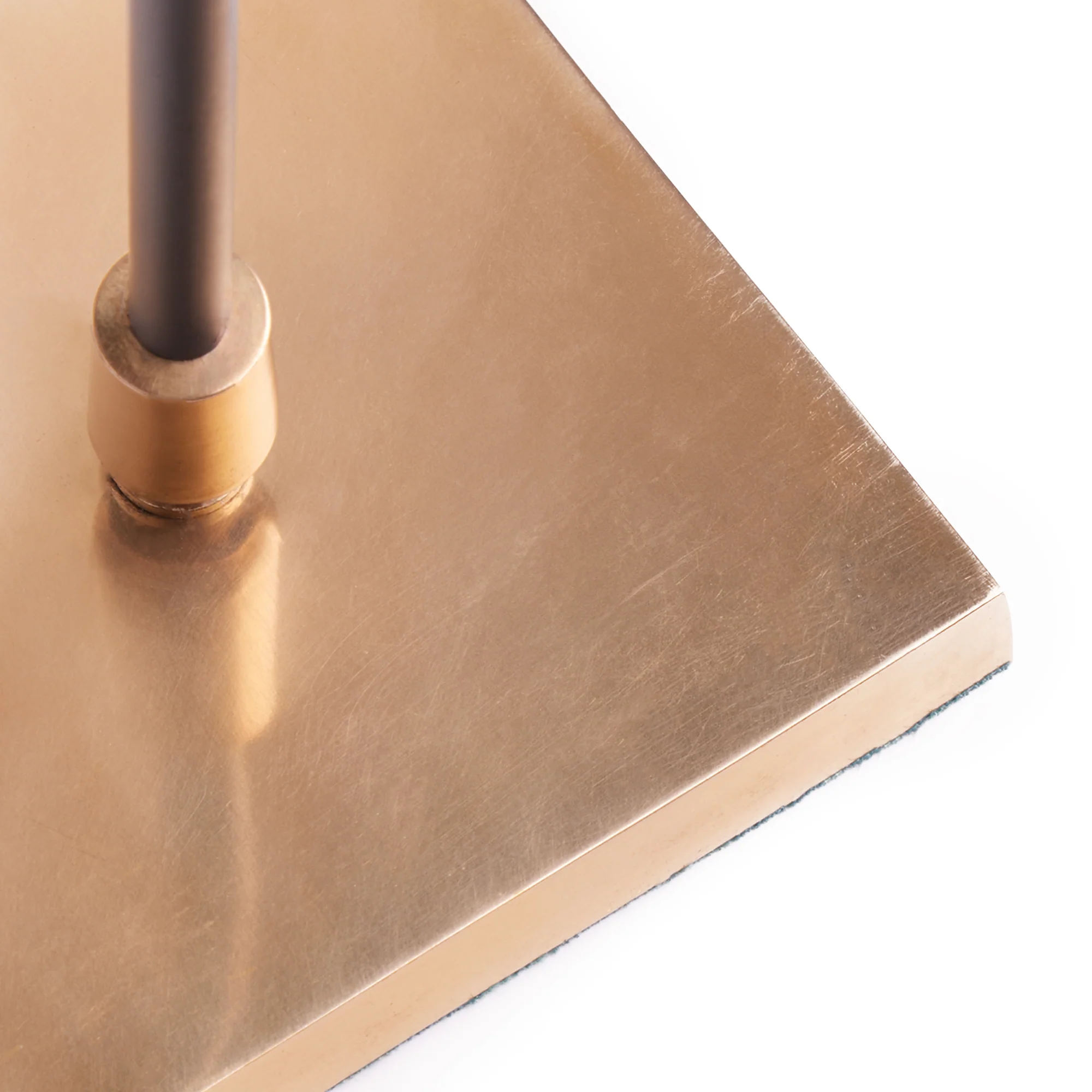 Pickling rechargeable table lamp in antiqued brass - Image 4
