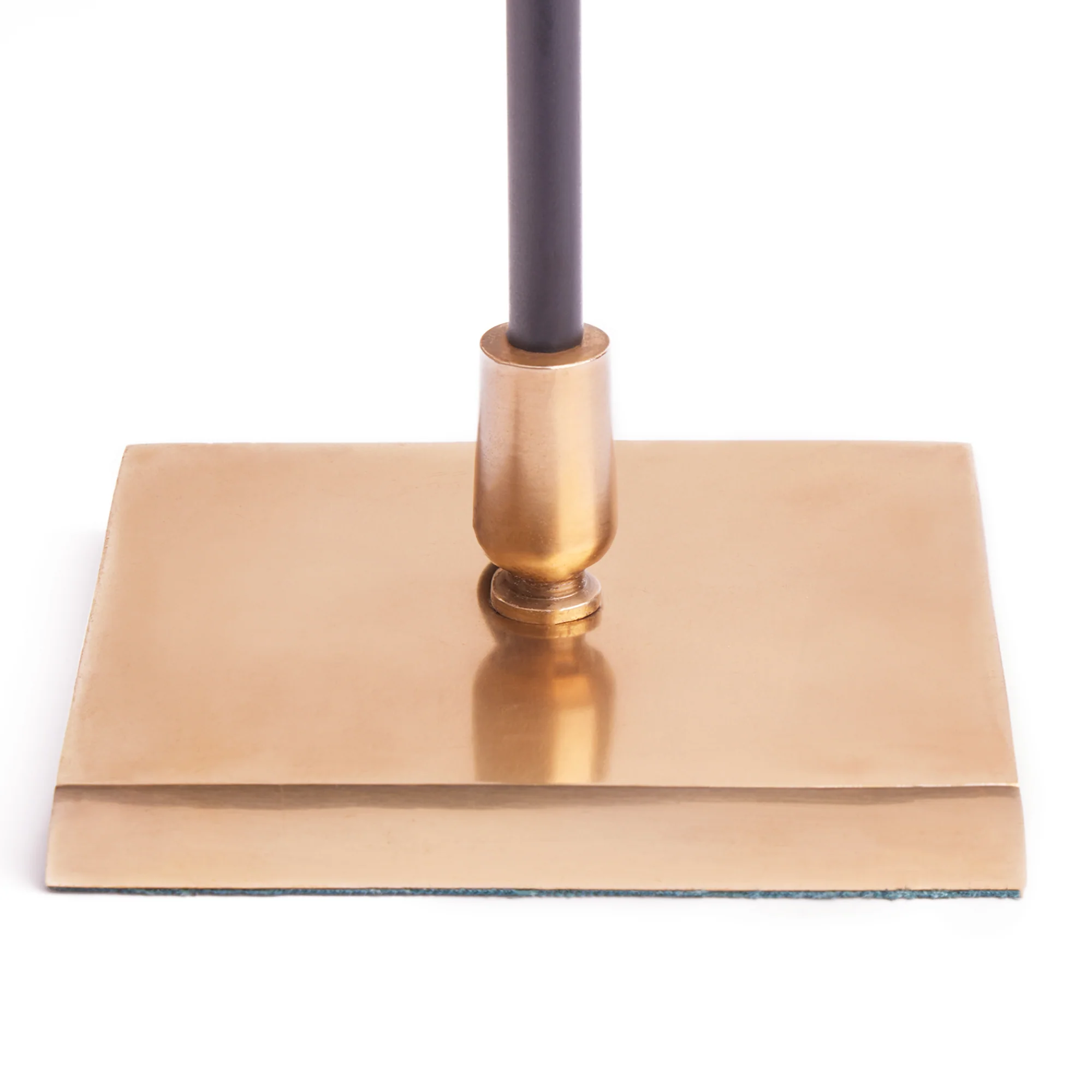 Pickling rechargeable table lamp in antiqued brass - Image 8