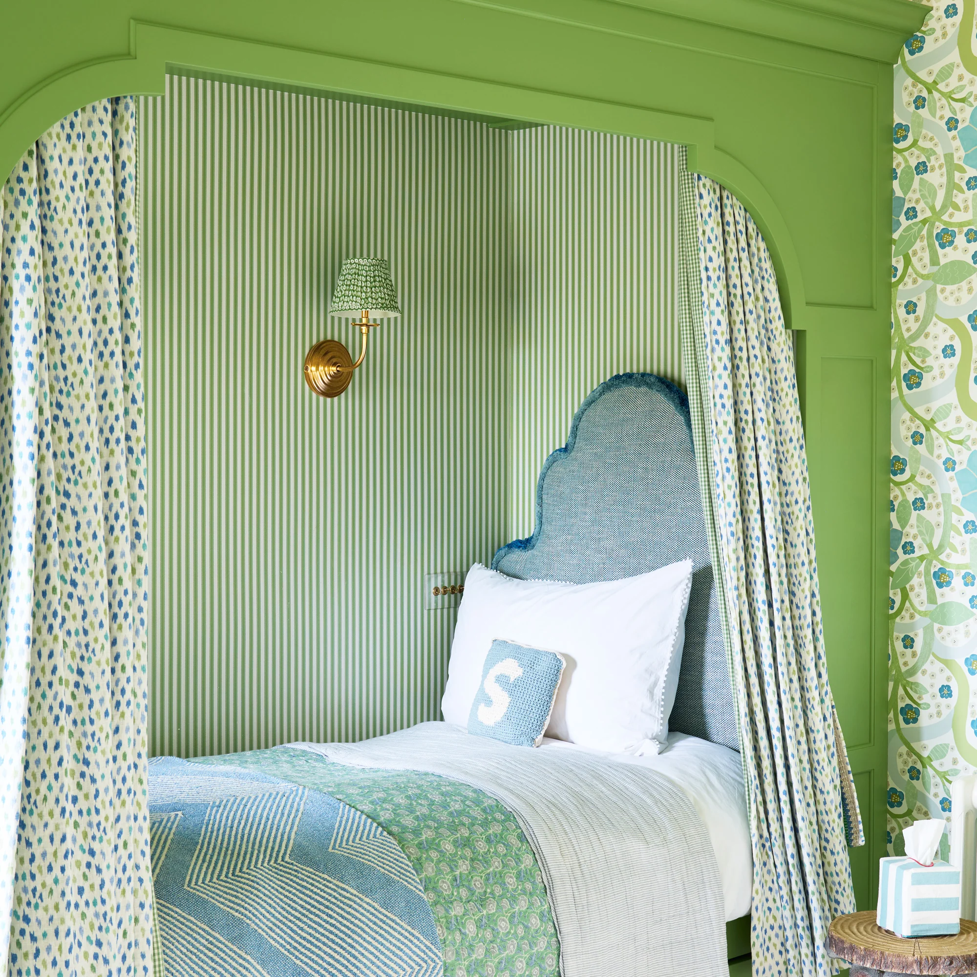 Pringle wall fitting in antique brass - Image 3