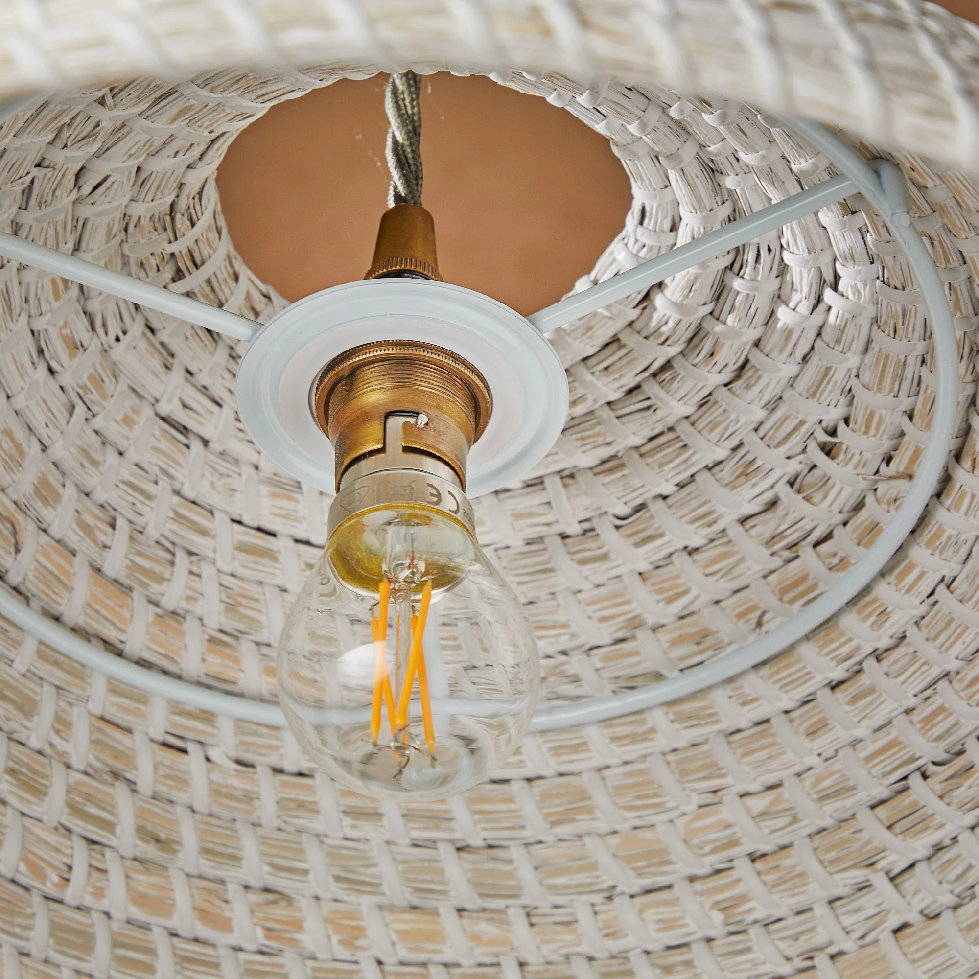 Pulpo pendant shade in whitewashed seagrass - Image 3