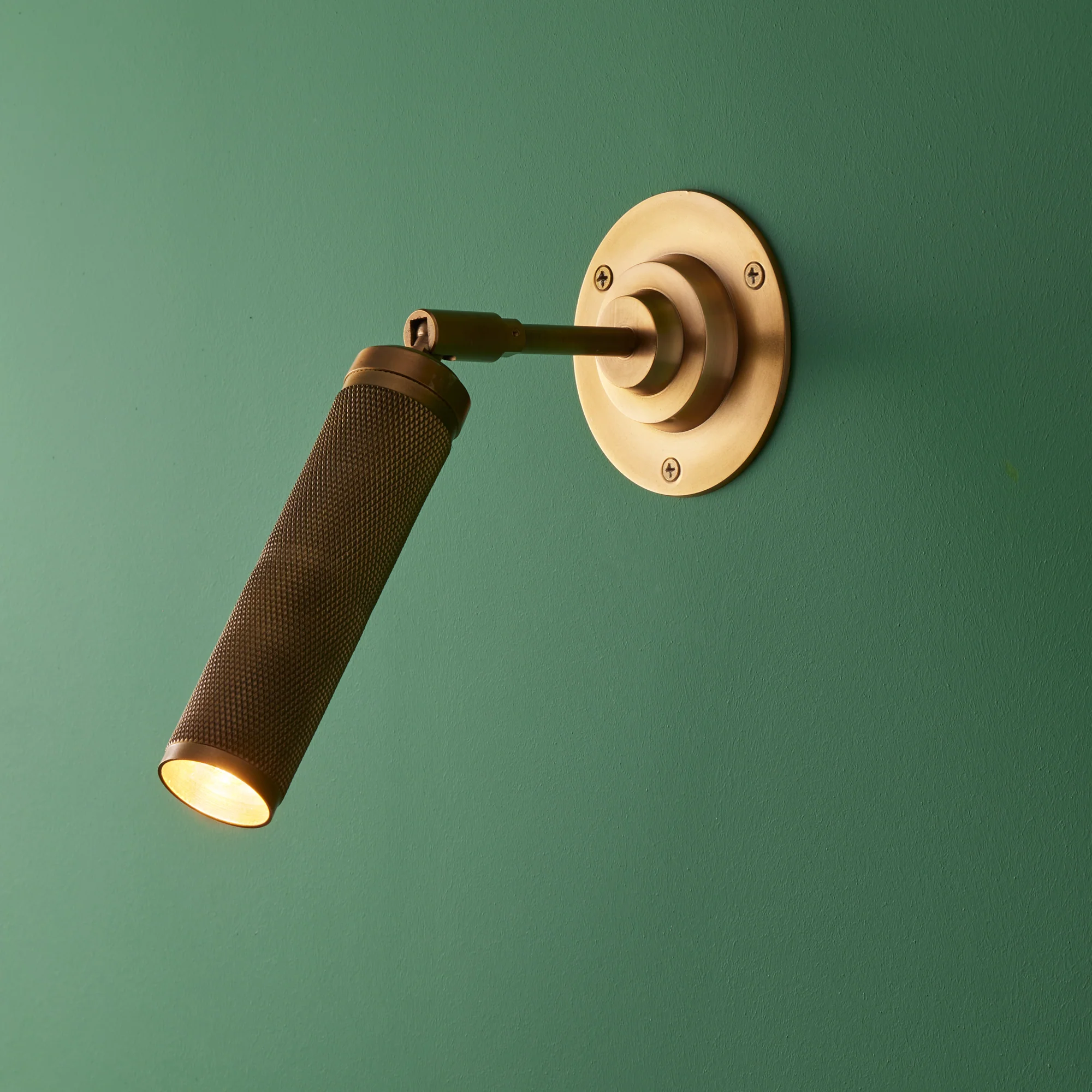 Quantum single wall light in antiqued brass - Image 4