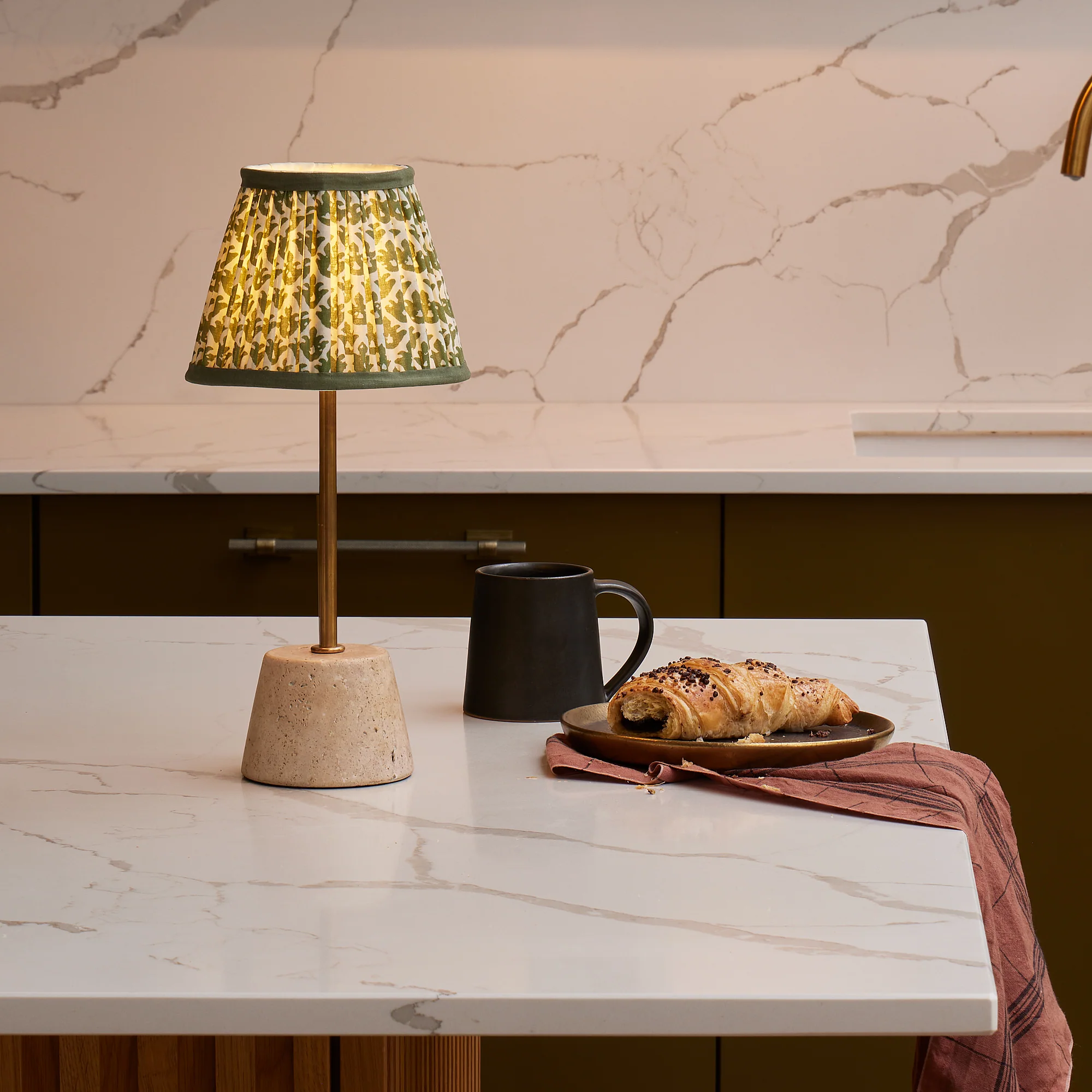 Quarry rechargeable table lamp in natural marble - Image 7