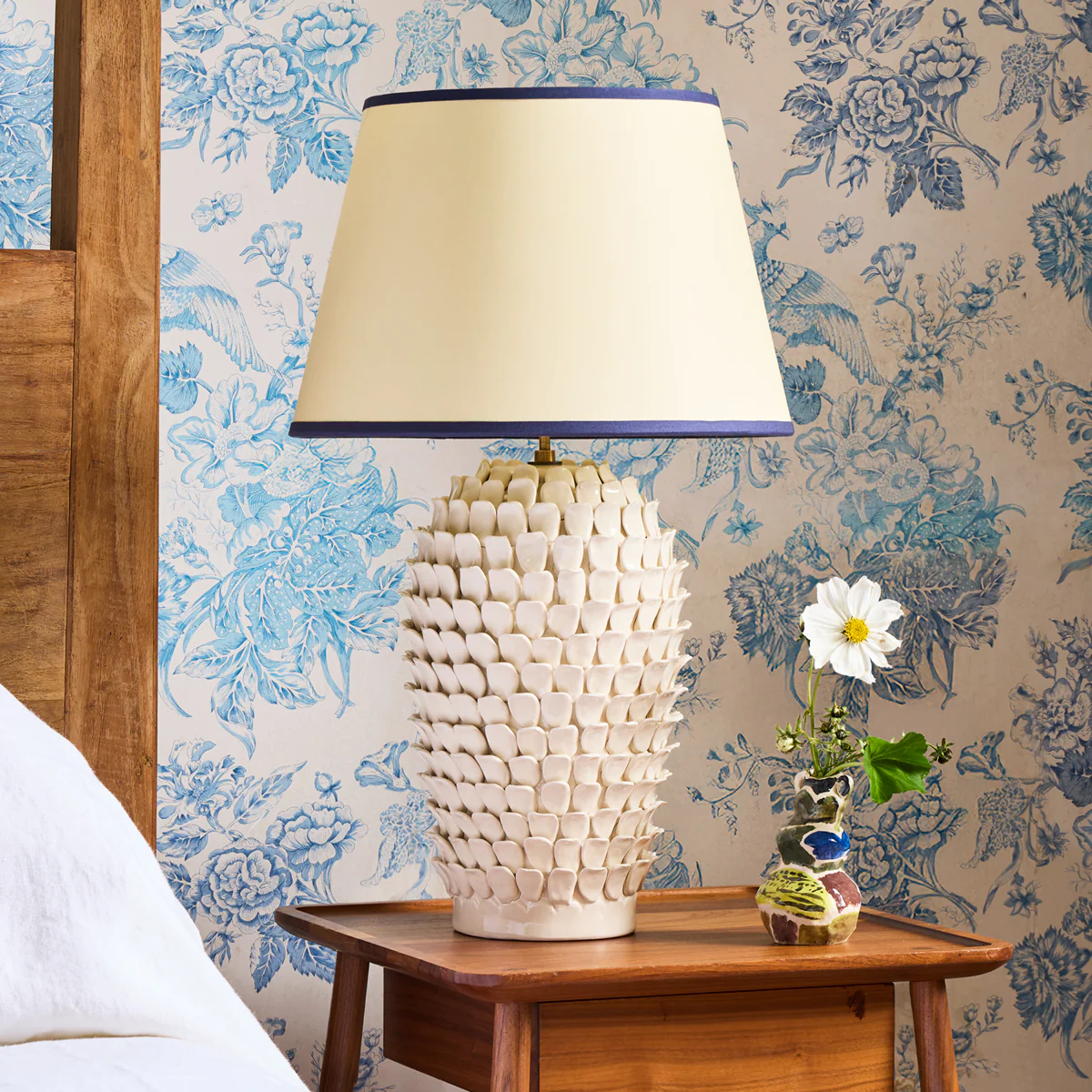 Rechargeable Stucco table lamp in stone ceramic