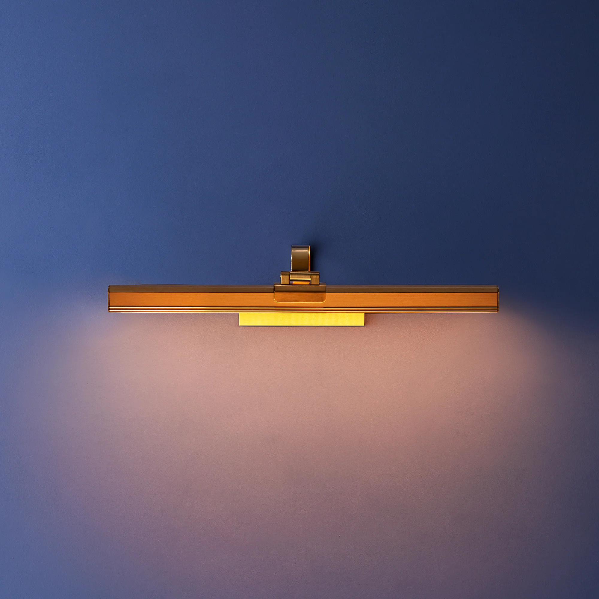 Regular Marcel rechargeable picture light in antique brass finish - Image 2
