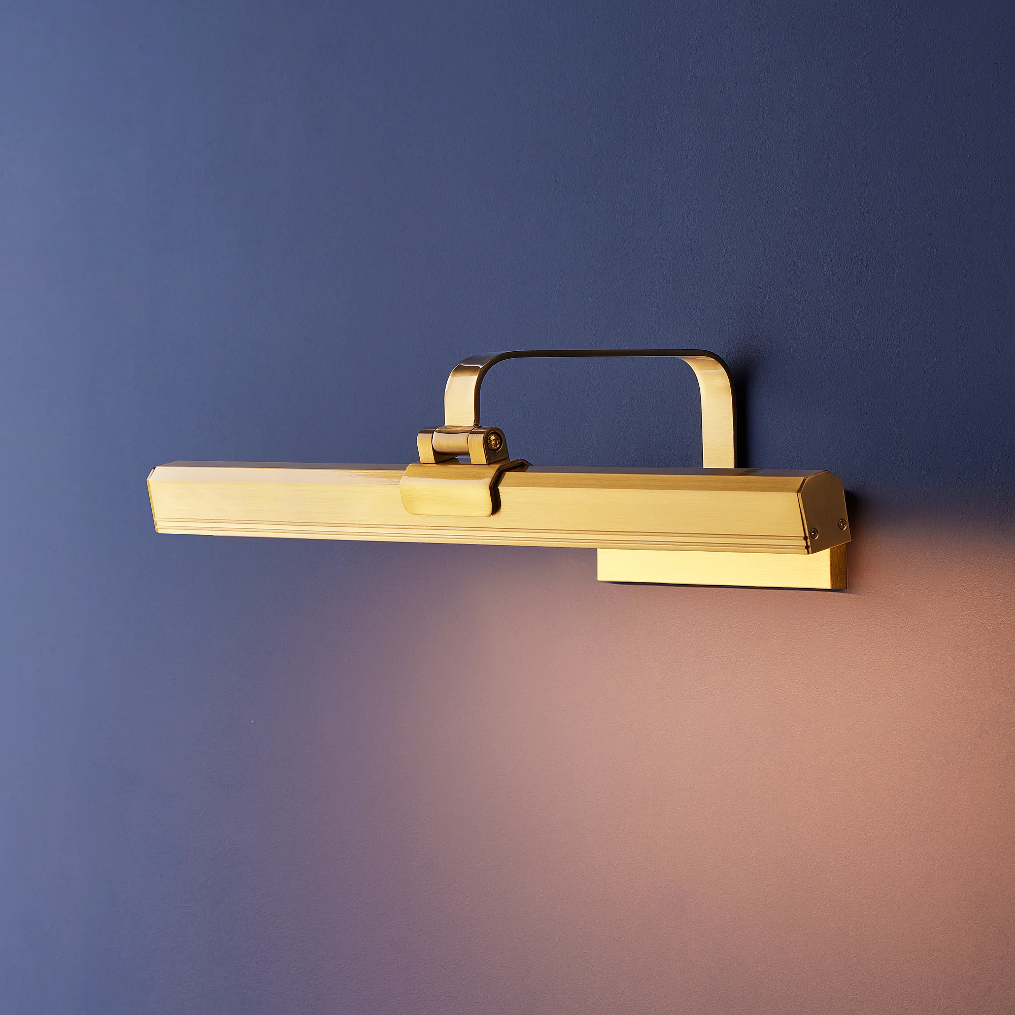 Regular Marcel rechargeable picture light in antique brass finish - Image 8