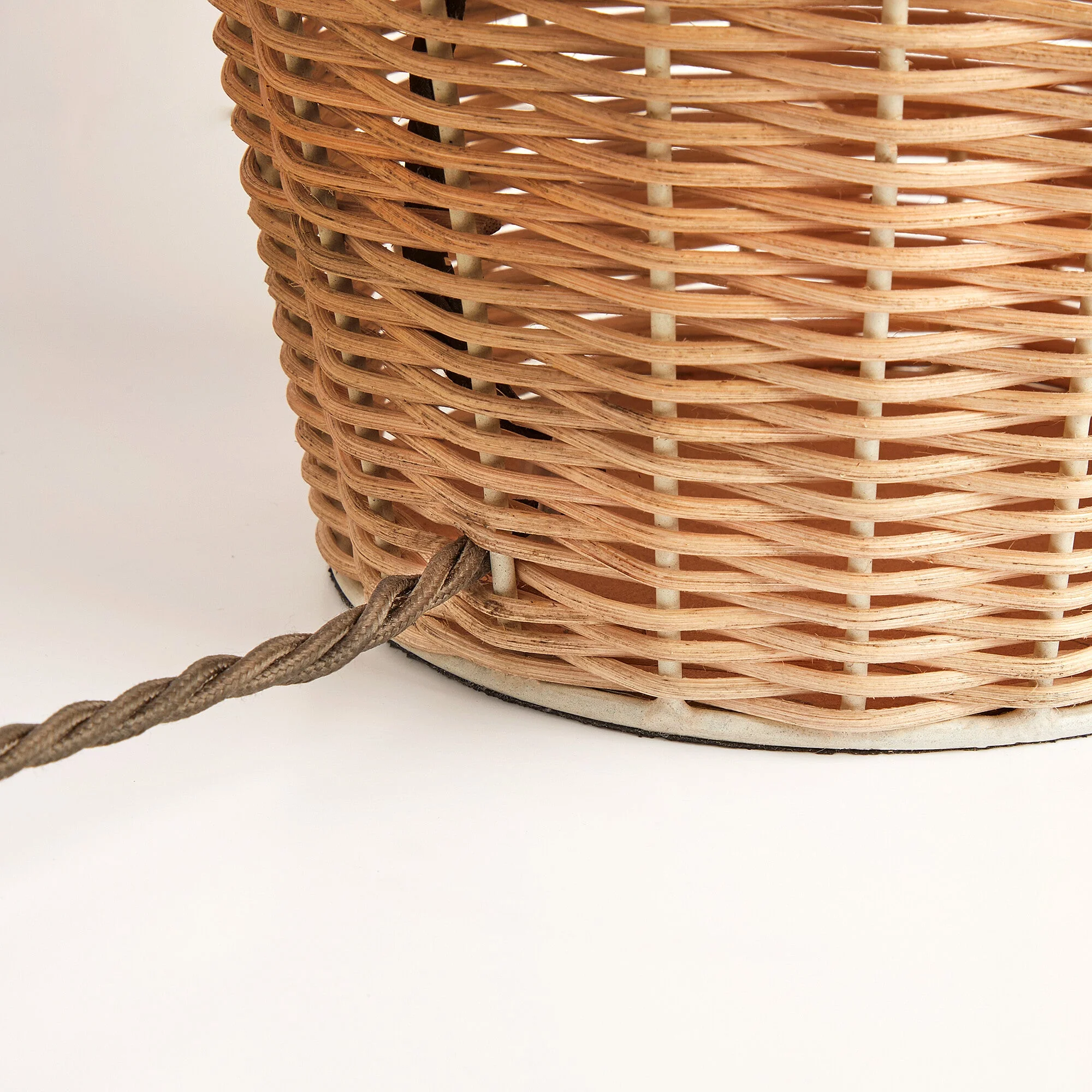 Regular Rattle table lamp in natural cane - Image 5