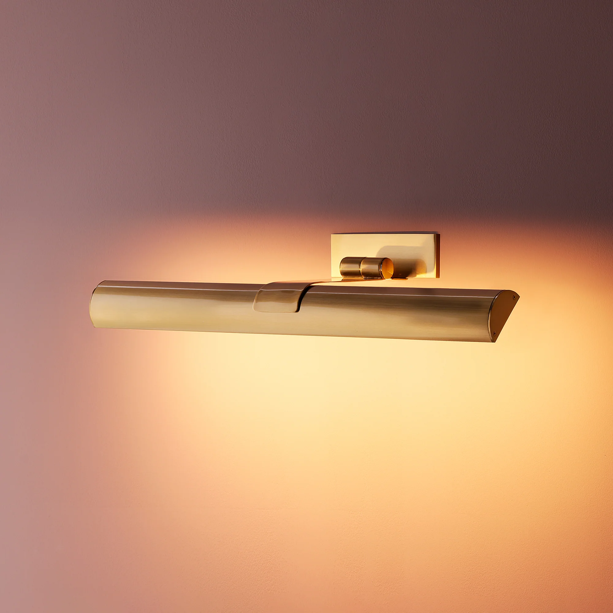 Regular Seurat rechargeable picture light in antique brass - Image 9