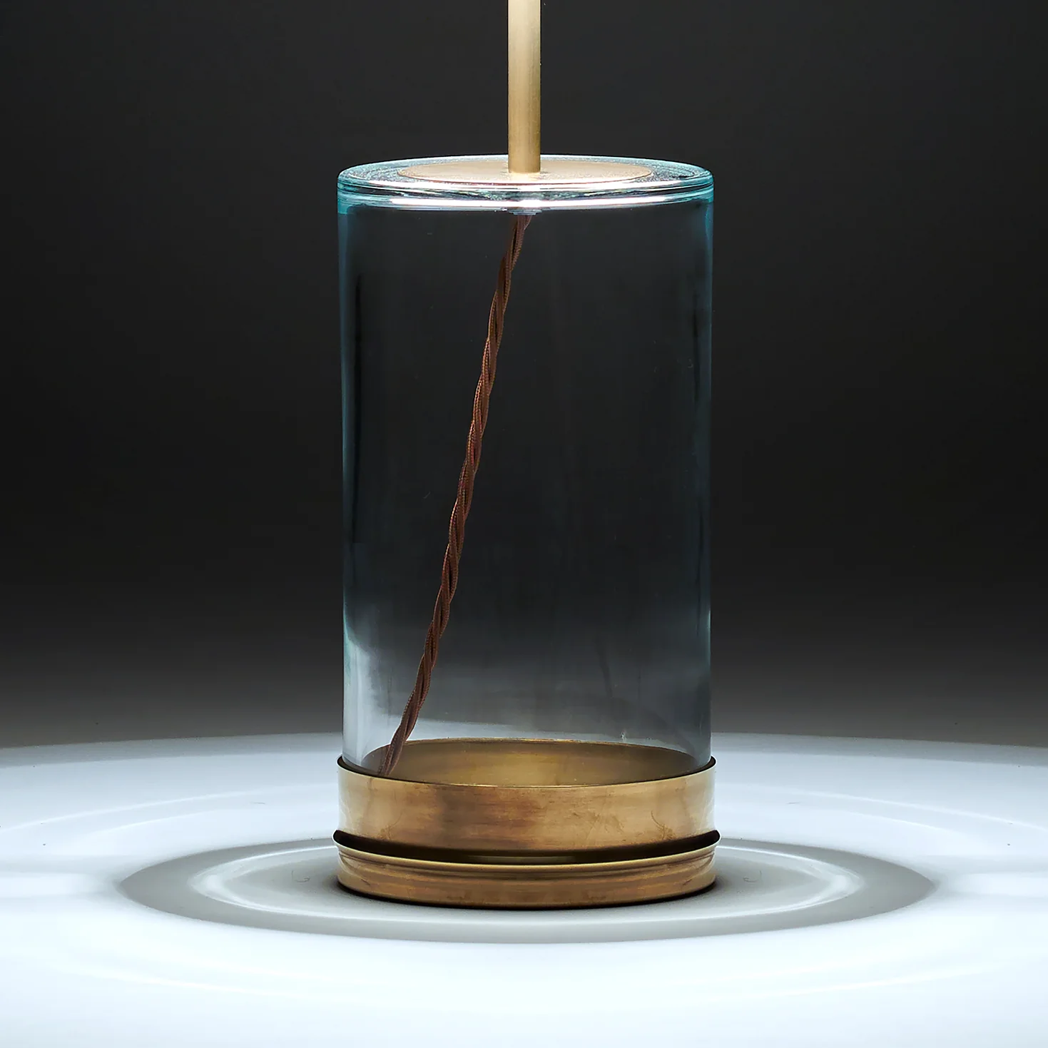 Regular Wisteria table lamp in brass and clear glass - Image 4