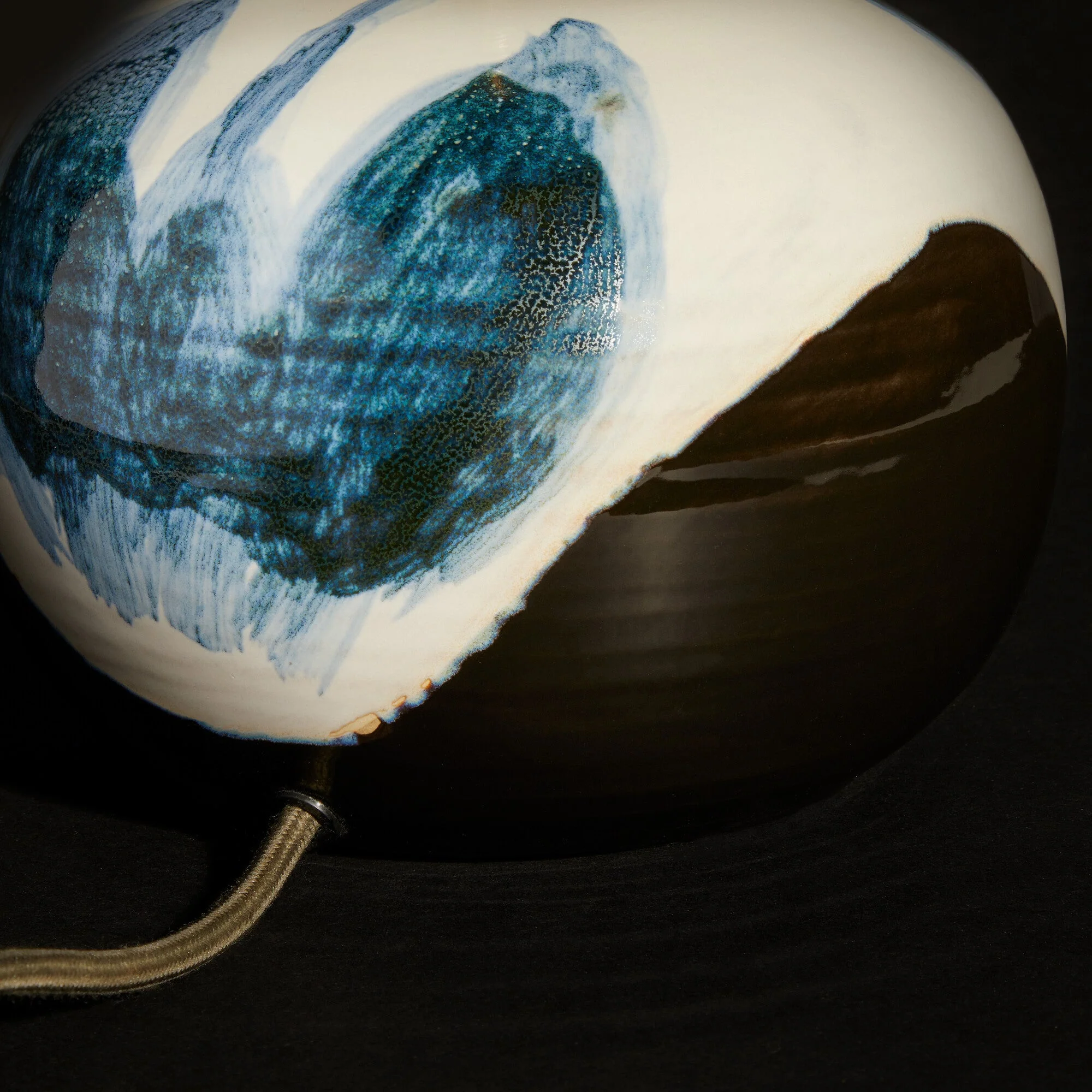 Robyn table lamp in blue and white ceramic - Image 12
