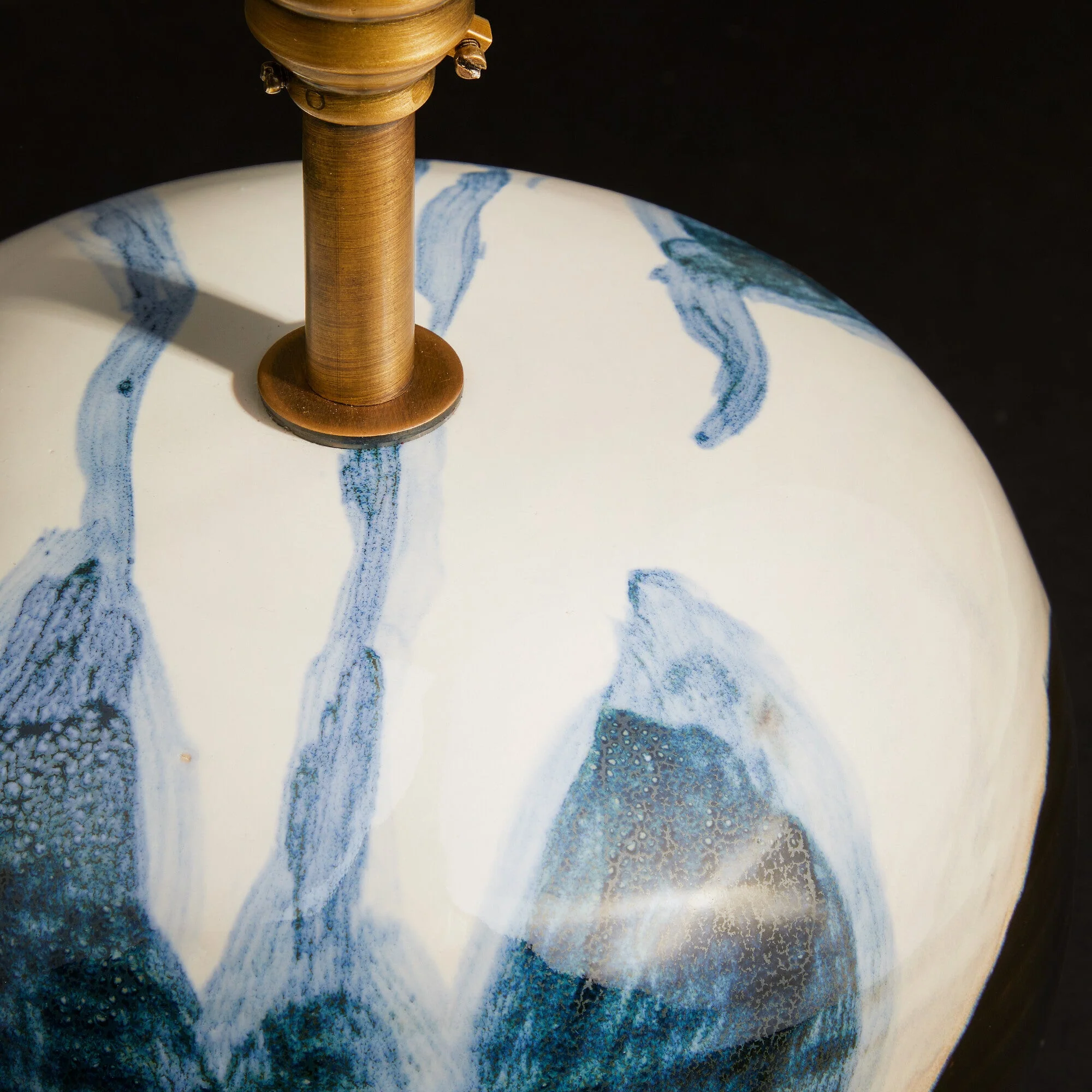 Robyn table lamp in blue and white ceramic - Image 4