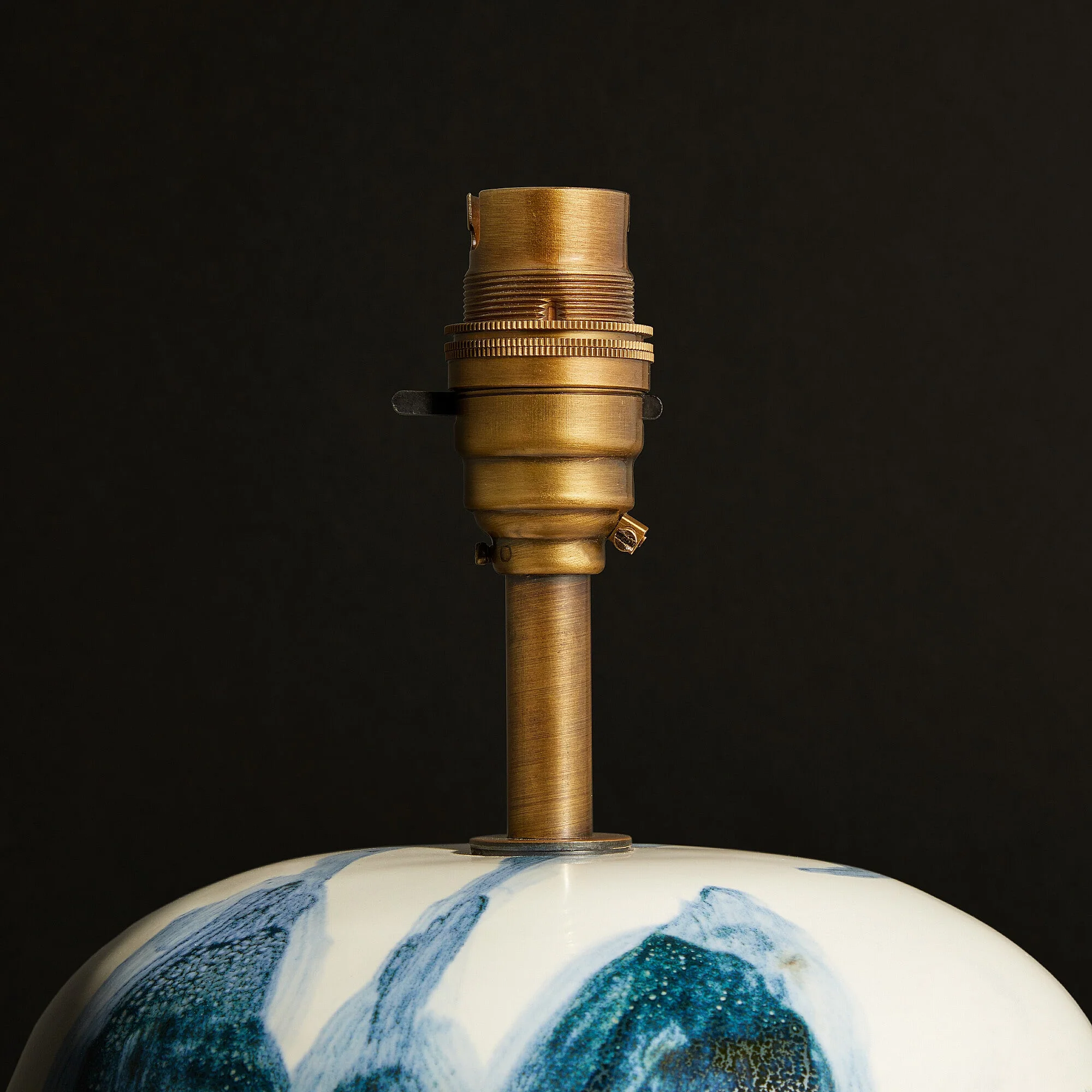 Robyn table lamp in blue and white ceramic - Image 5