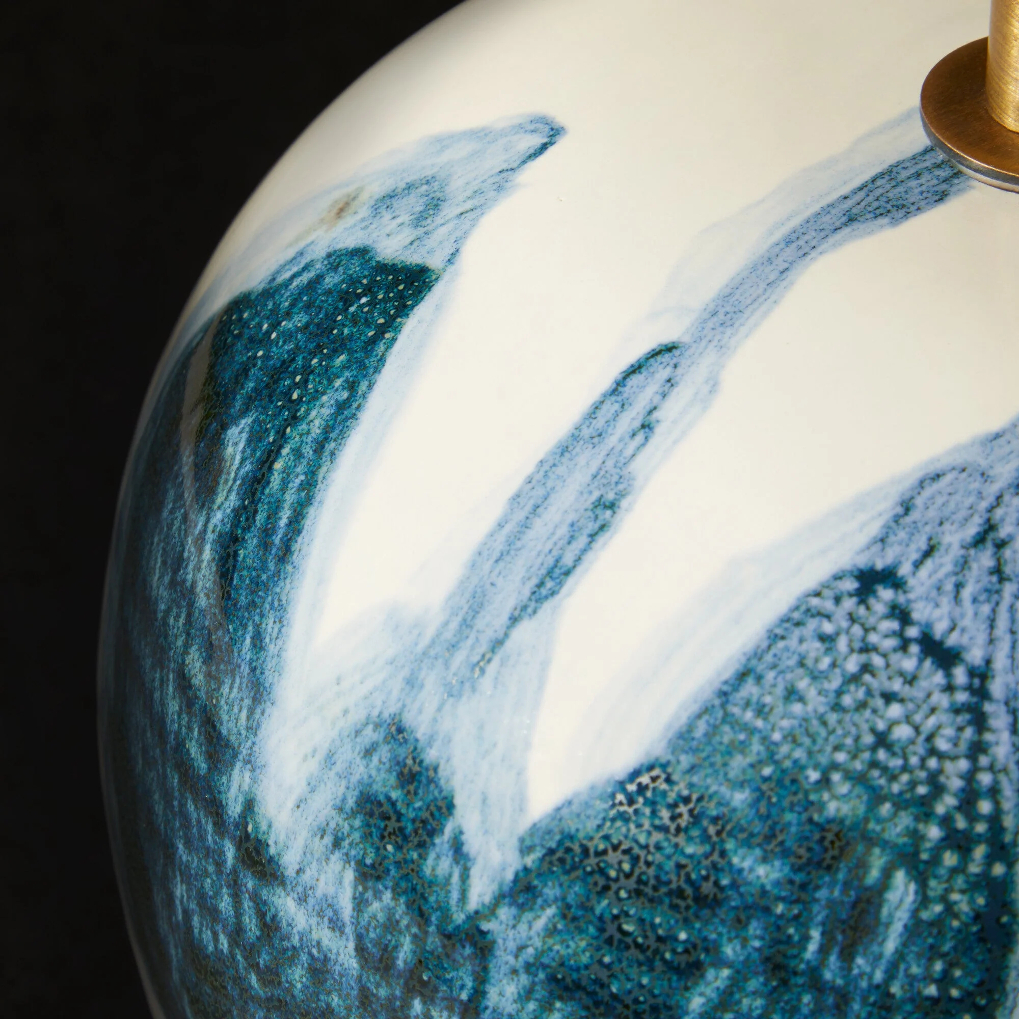 Robyn table lamp in blue and white ceramic - Image 8