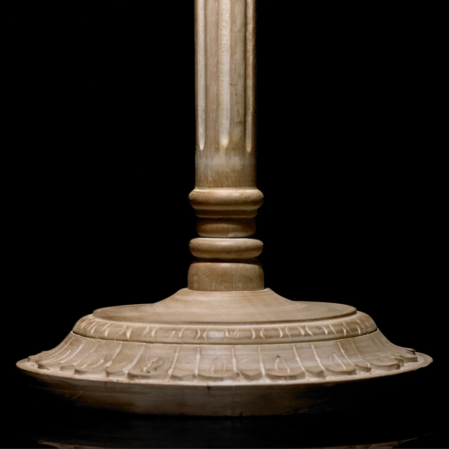 Roxanne floor lamp in distressed whitewash - Image 3