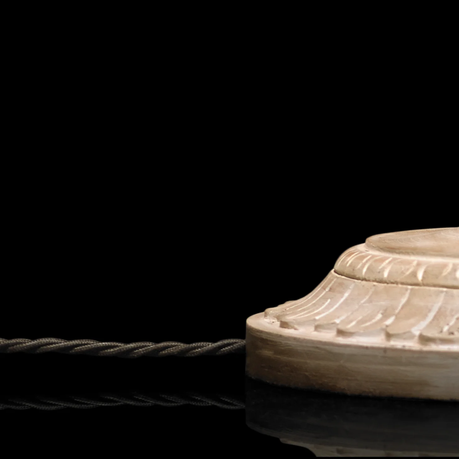 Roxanne floor lamp in distressed whitewash - Image 7