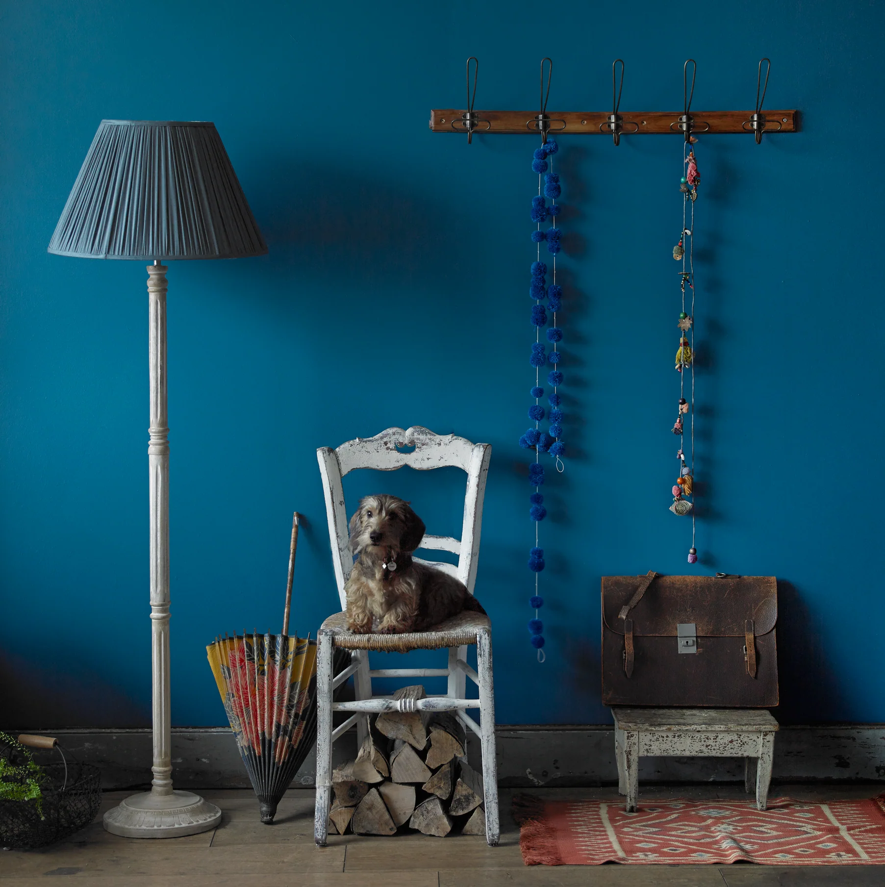 Roxanne floor lamp in distressed whitewash - Image 8