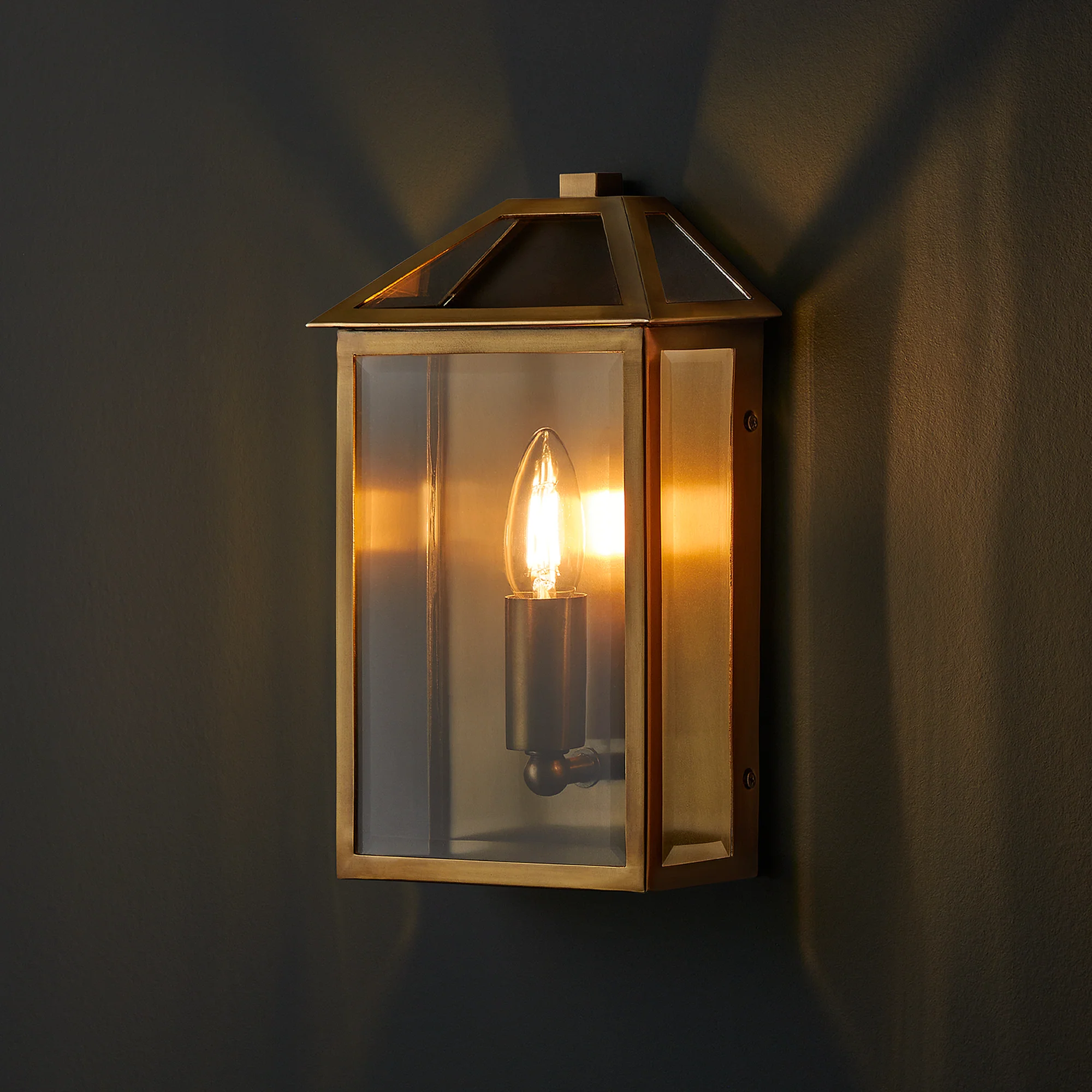 Salcombe IP44 exterior wall light in antique brass - Image 4