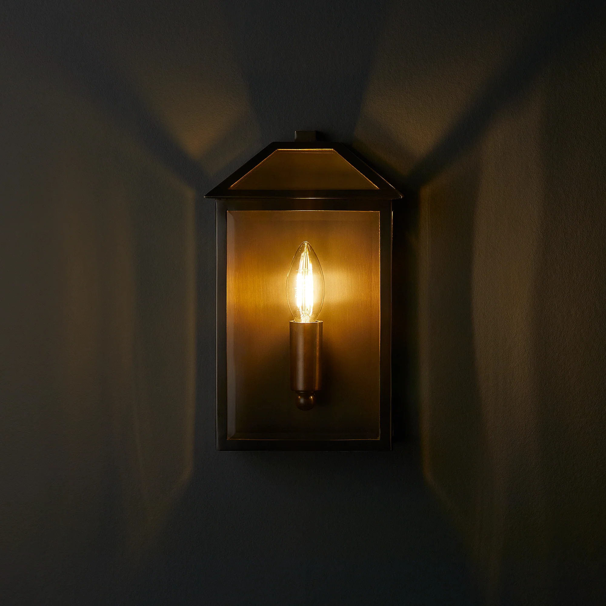 Salcombe IP44 exterior wall light in bronze - Image 9