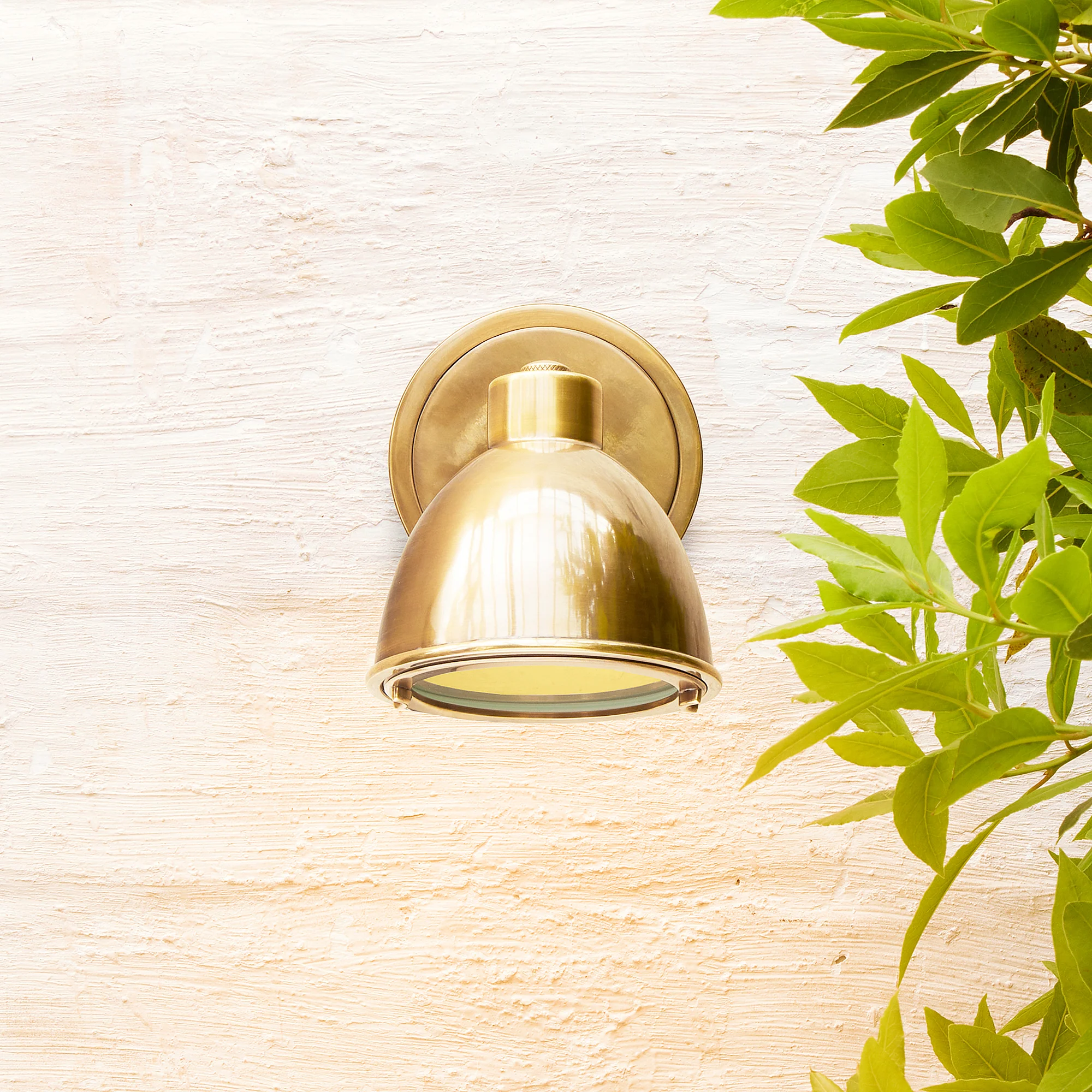 Schmorg IP54 wall light in brass - Image 2
