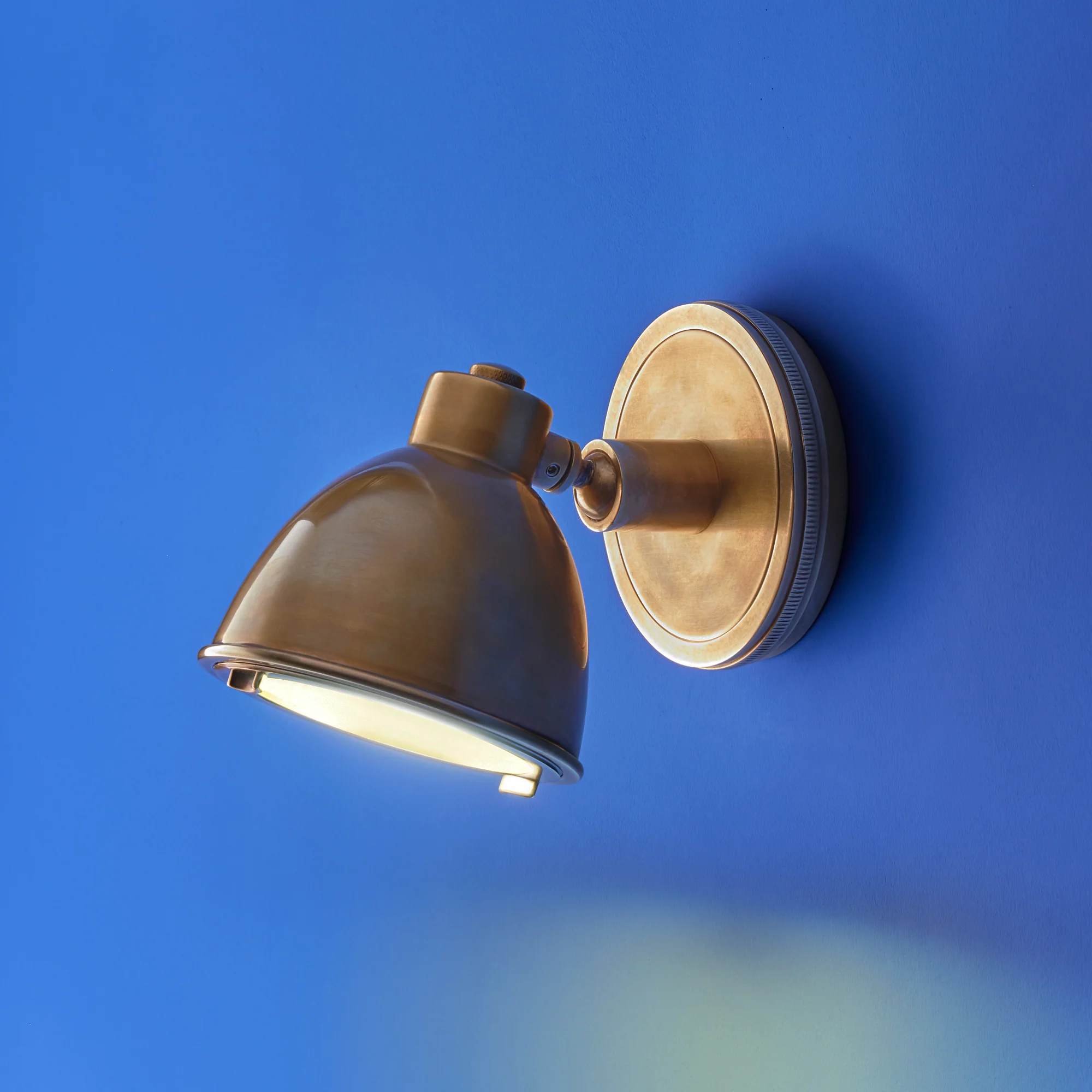 Schmorg IP54 wall light in brass - Image 4