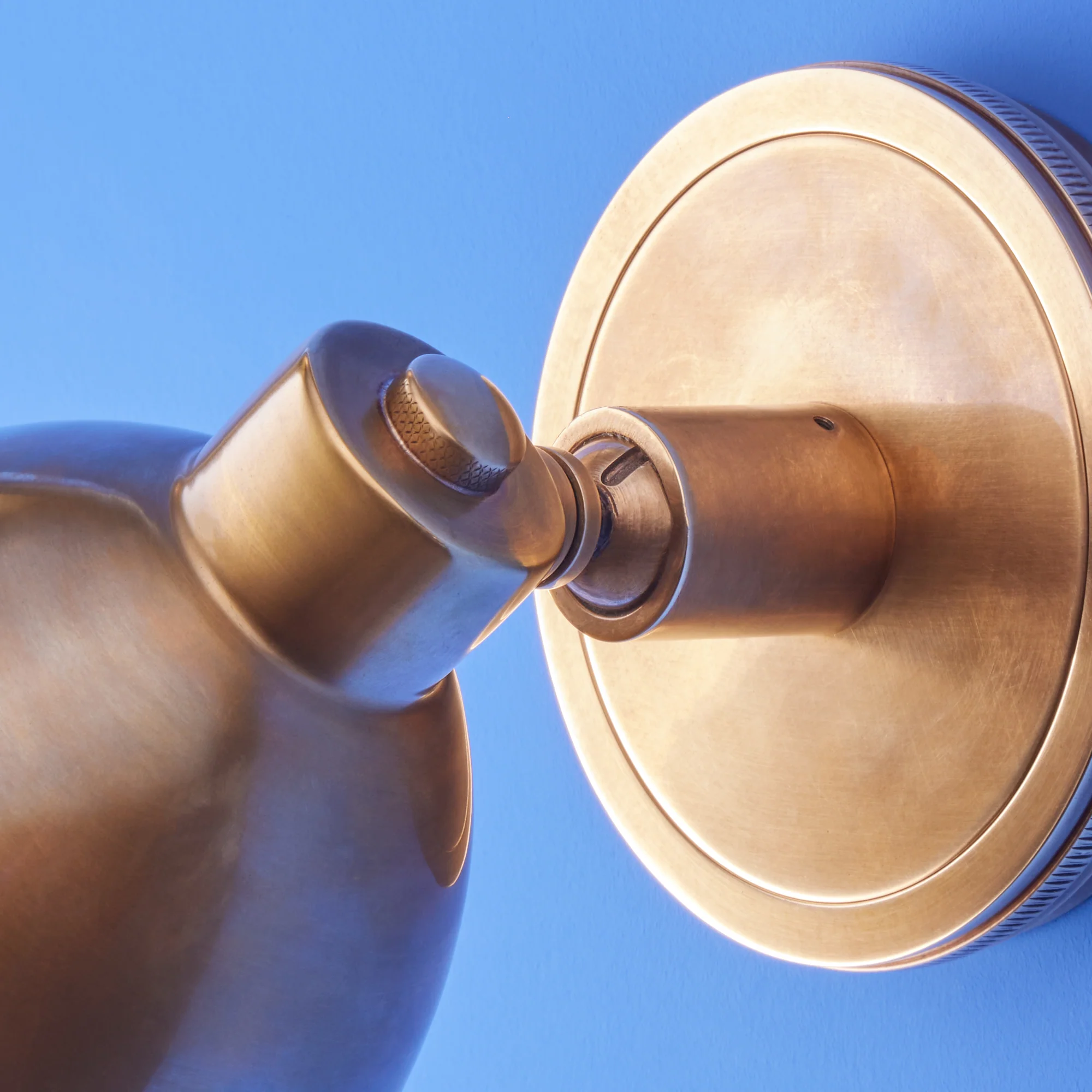 Schmorg IP54 wall light in brass - Image 5