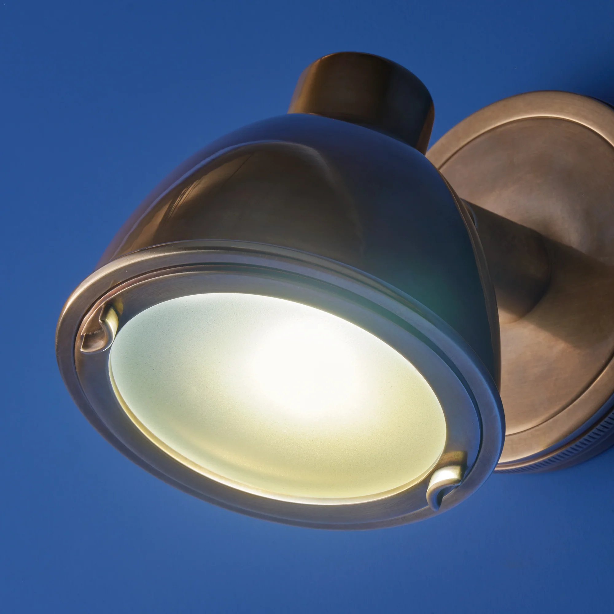 Schmorg IP54 wall light in brass - Image 8