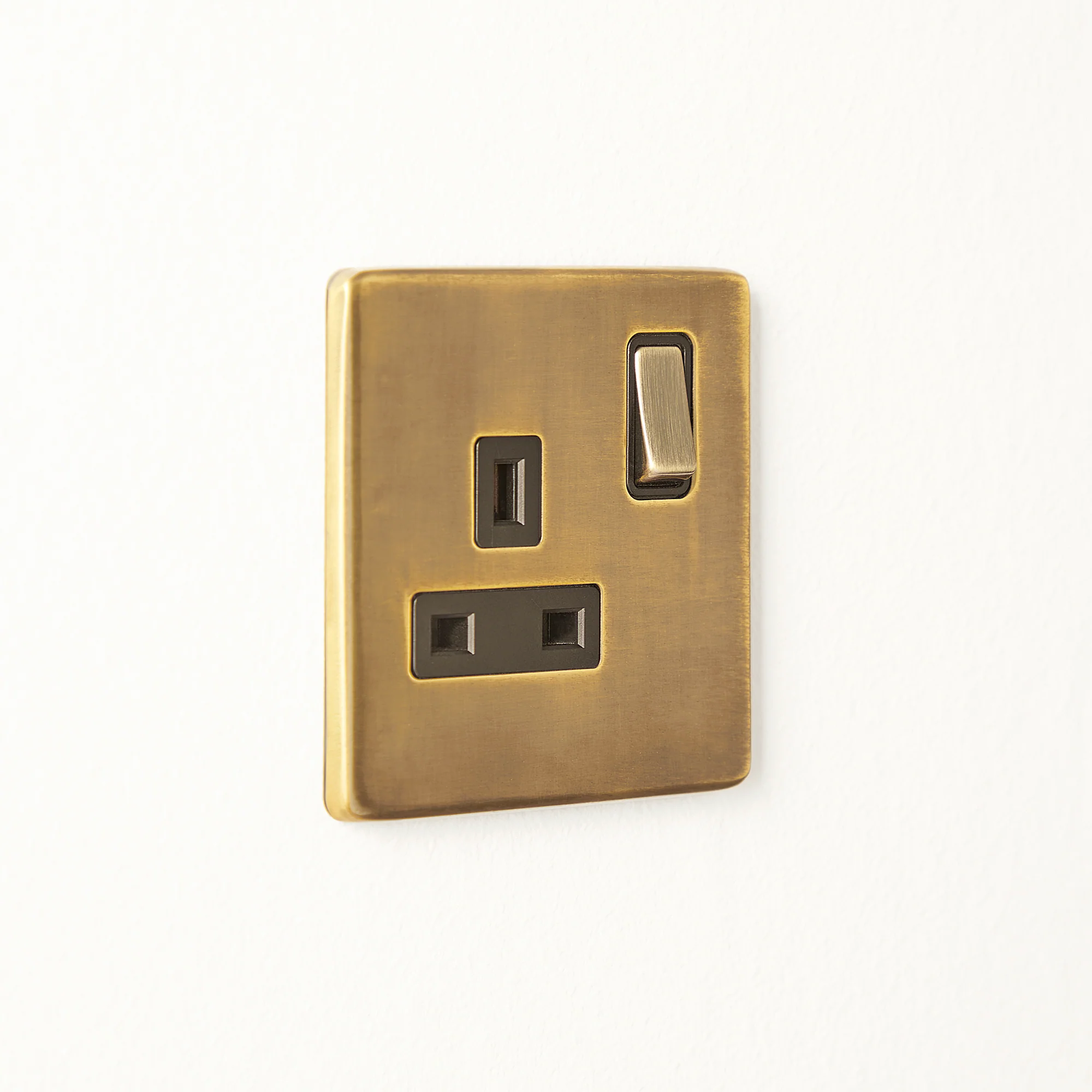Single Florence plug socket in brass - Image 3