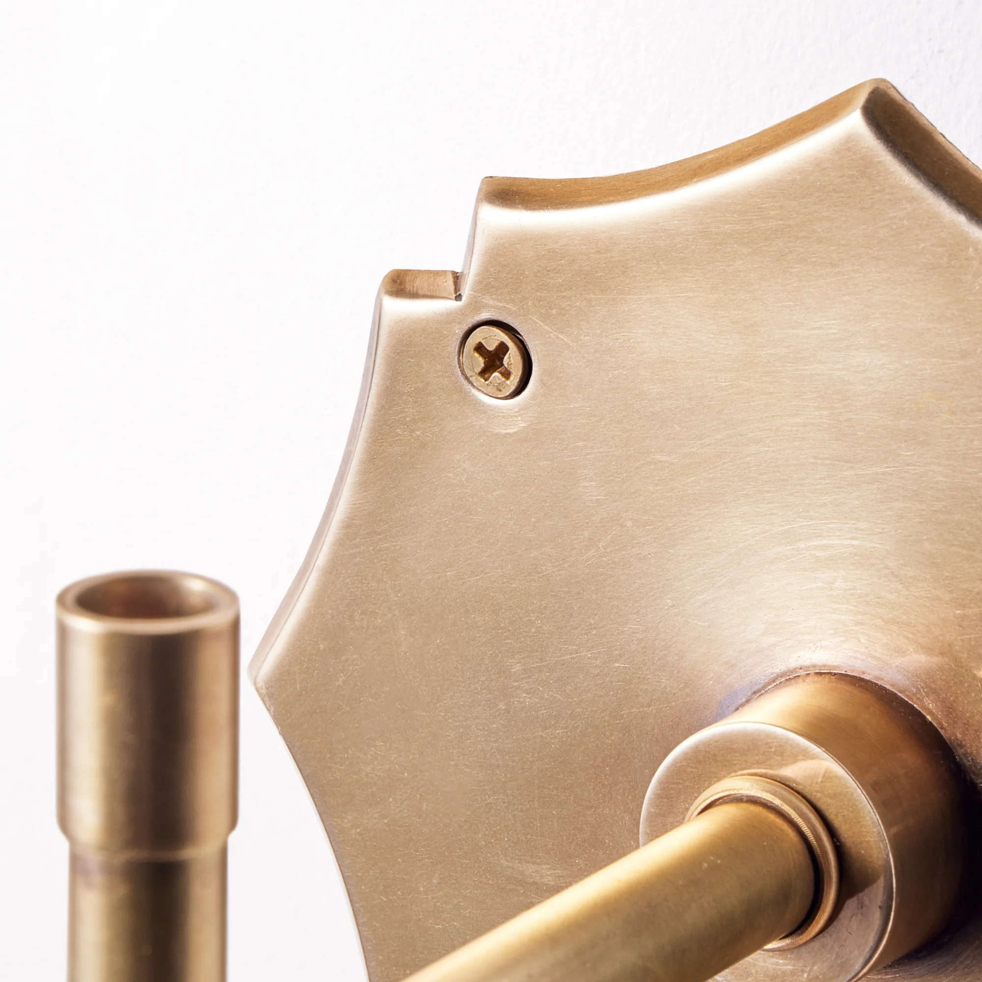 Single Insignia rechargeable wall fitting in antique brass - Image 4