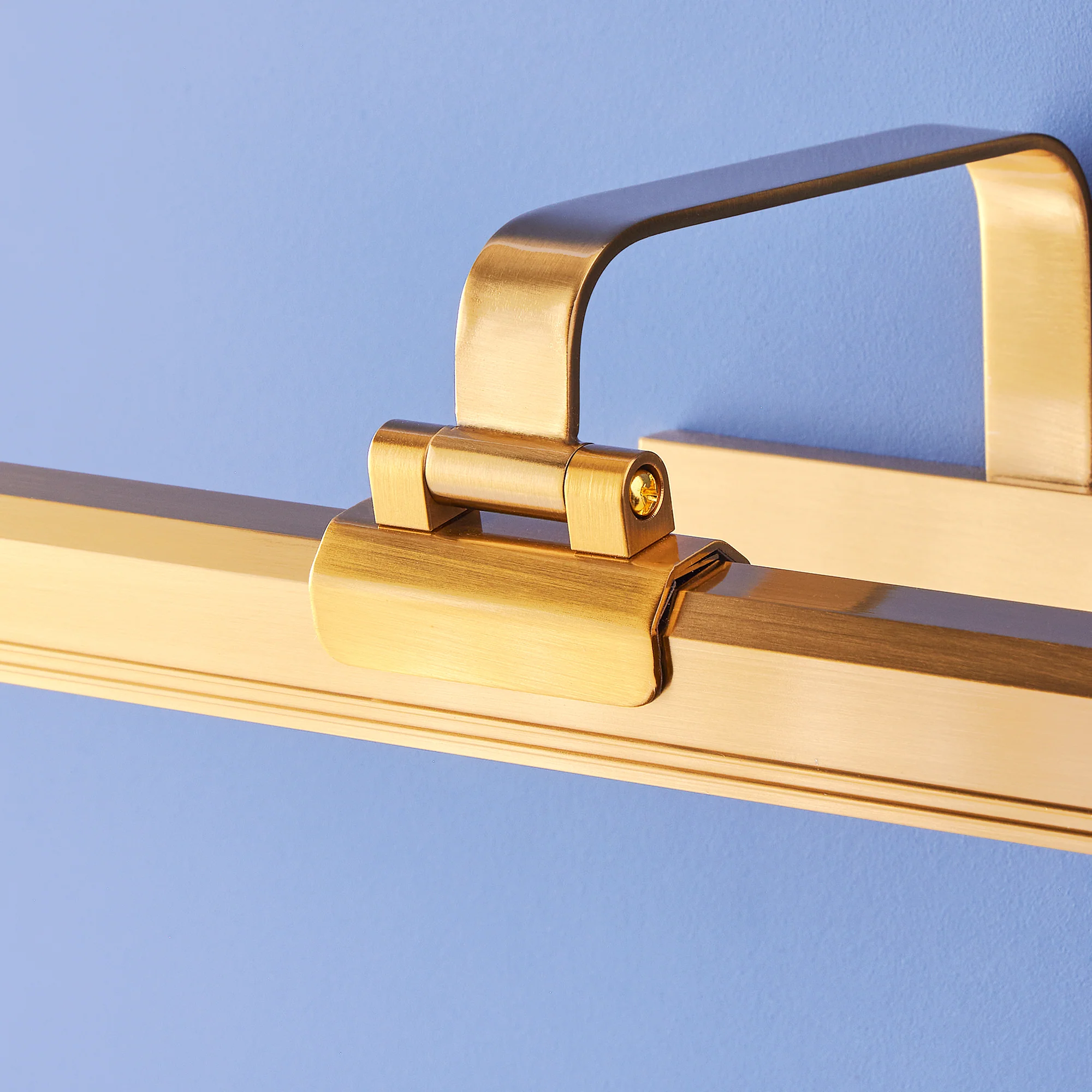 Smaller Marcel rechargeable picture light in antique brass finish - Image 4