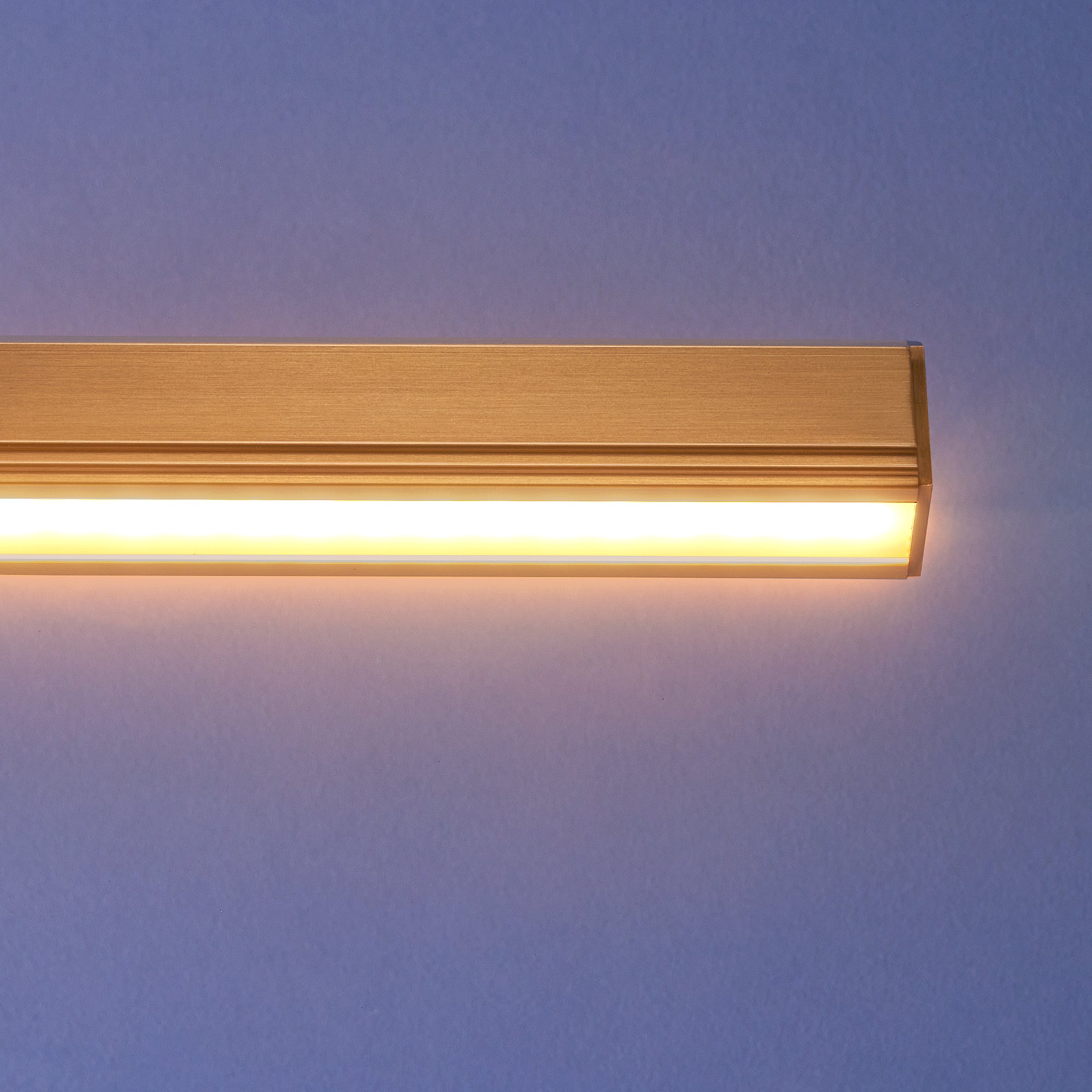 Smaller Marcel rechargeable picture light in antique brass finish - Image 7
