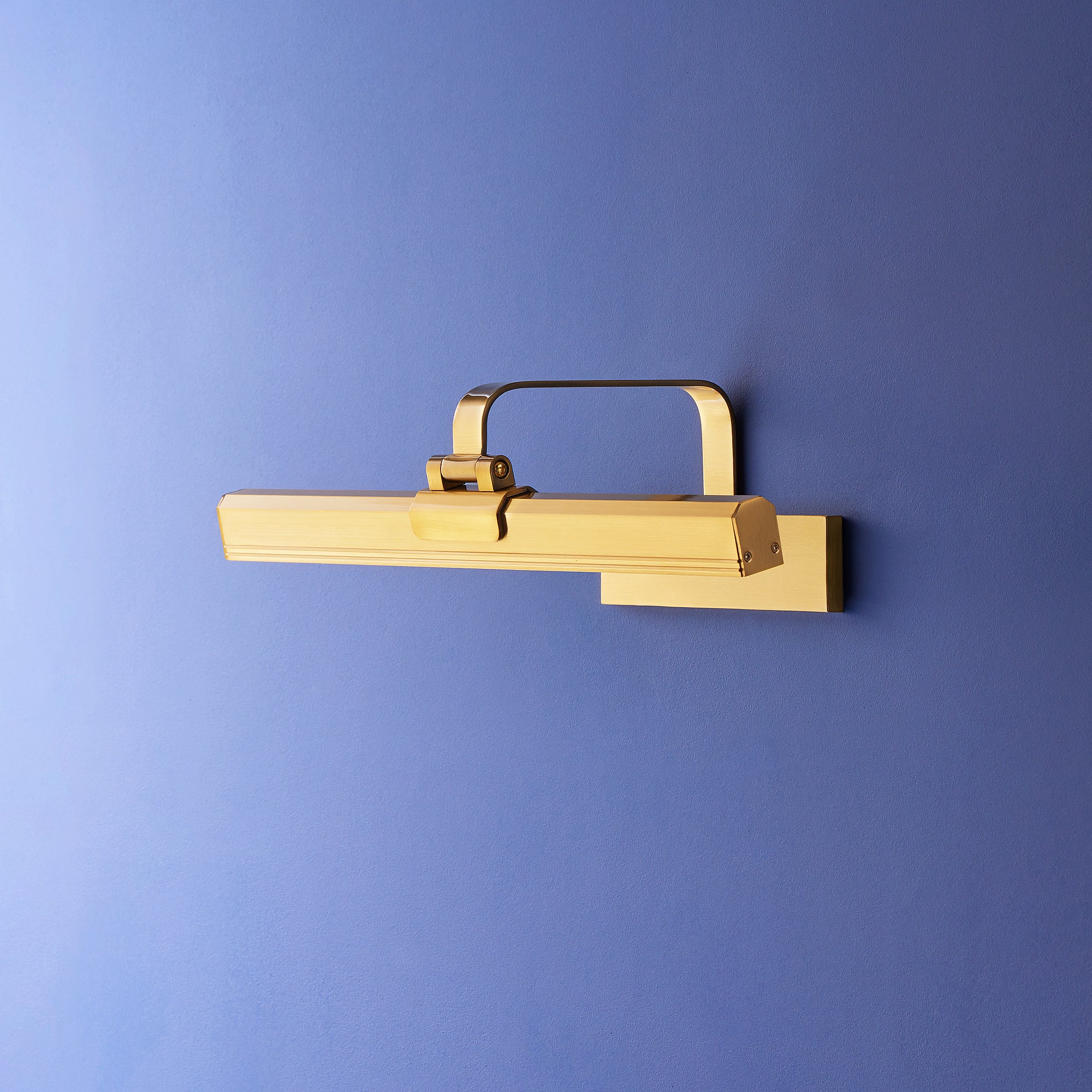 Smaller Marcel rechargeable picture light in antique brass finish - Image 8
