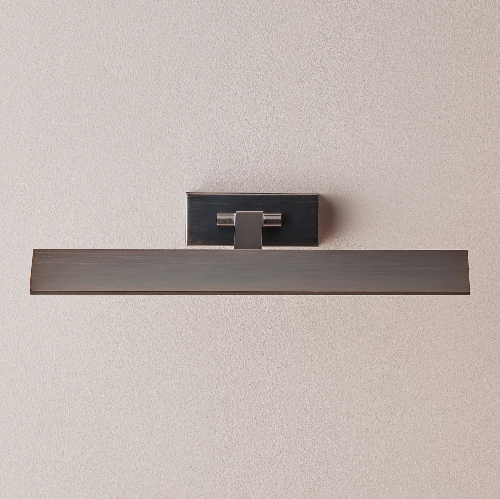 Smaller Pelton picture light in bronze