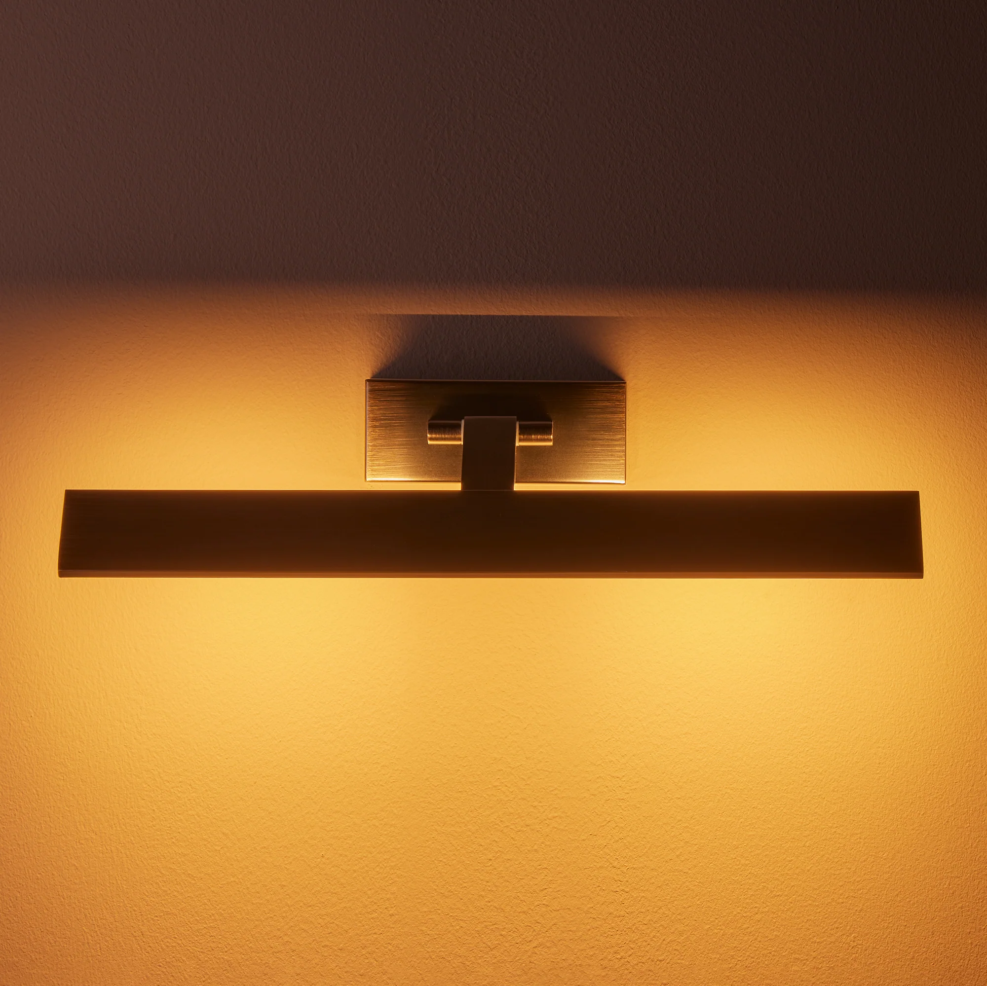 Smaller Pelton picture light in bronze - Image 2