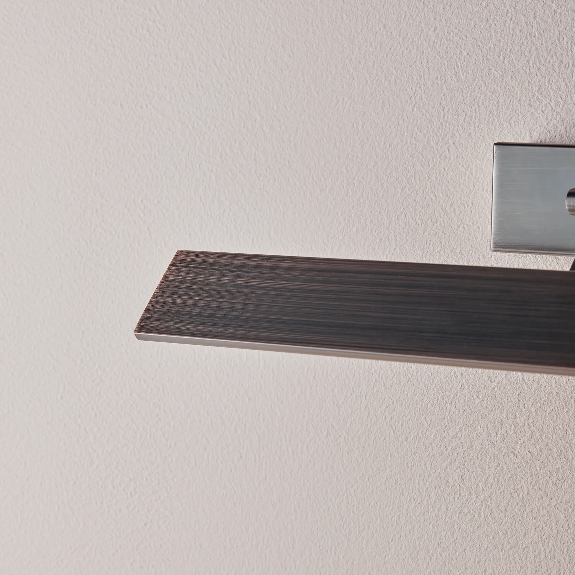 Smaller Pelton picture light in bronze - Image 3