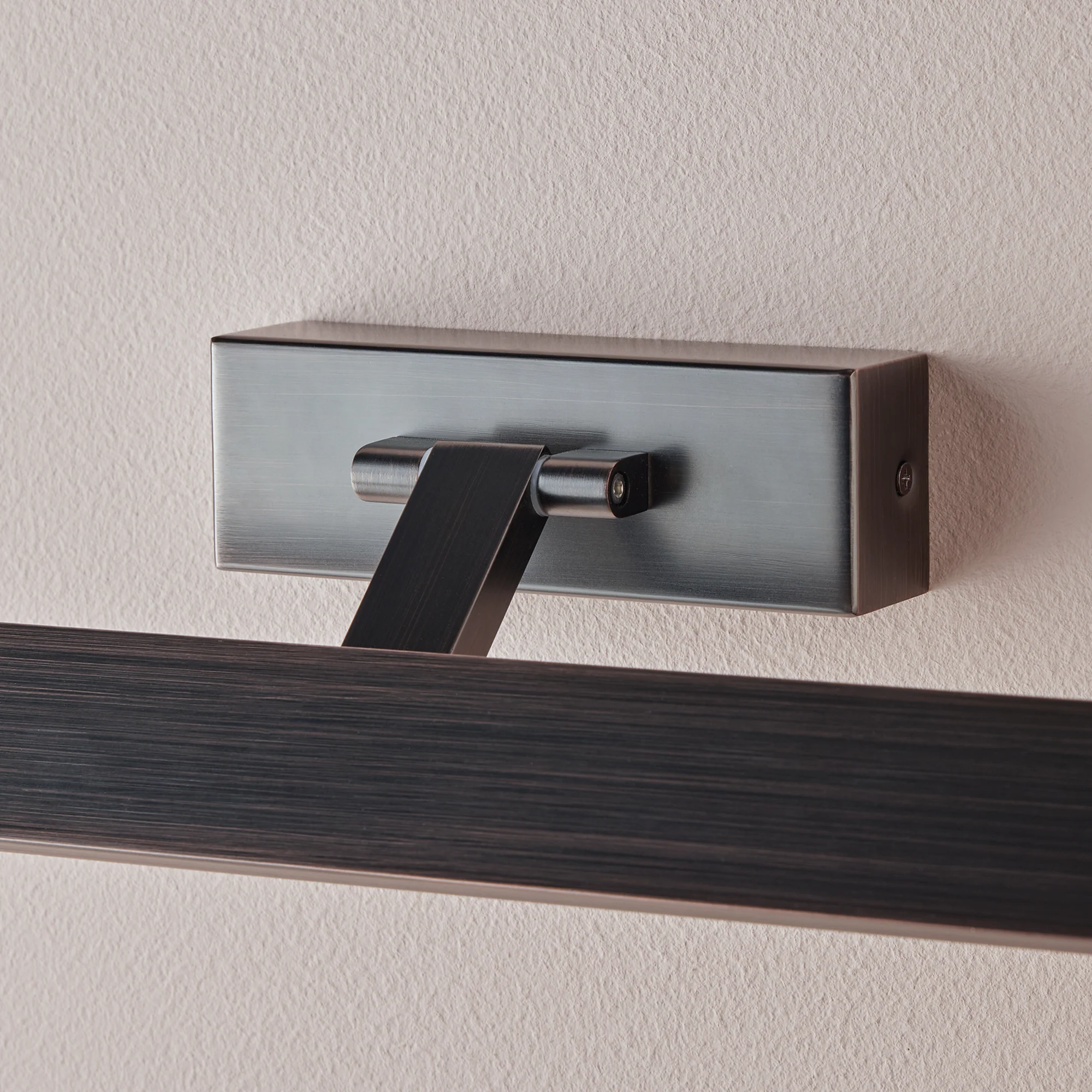 Smaller Pelton picture light in bronze - Image 4