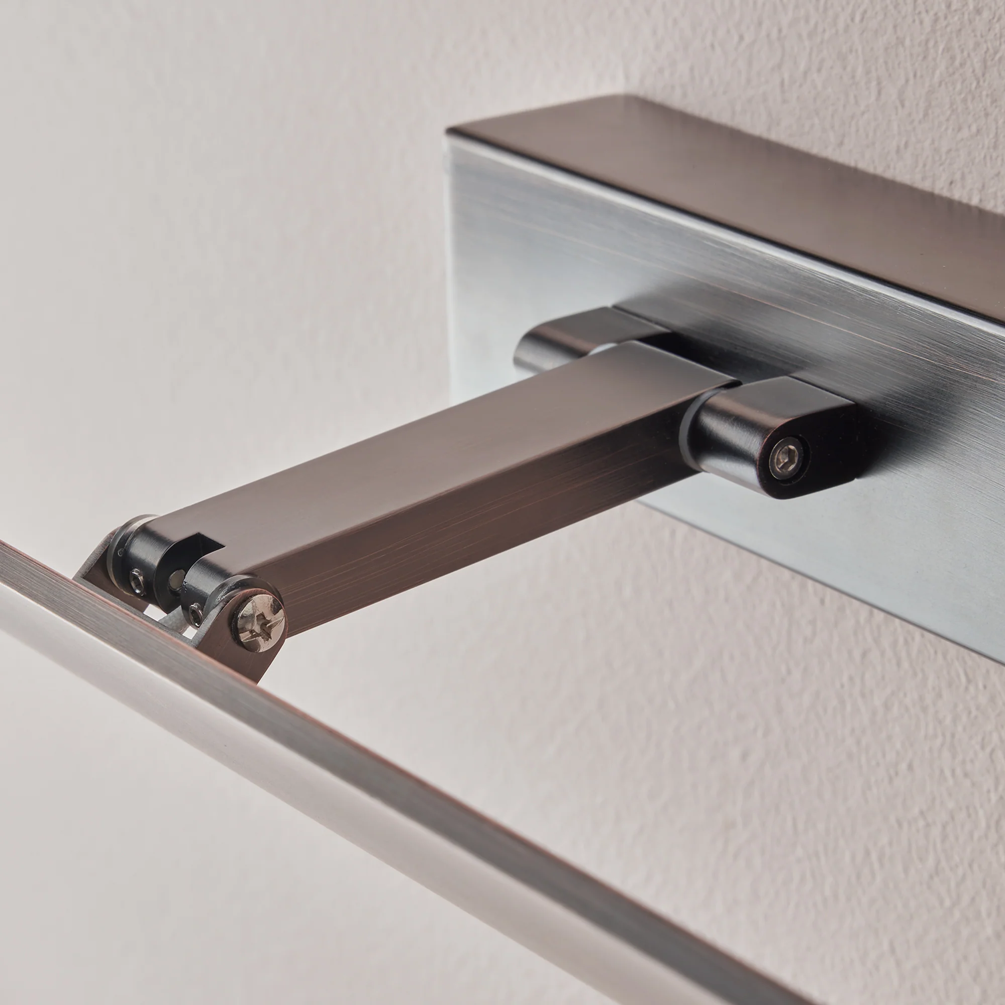Smaller Pelton picture light in bronze - Image 5