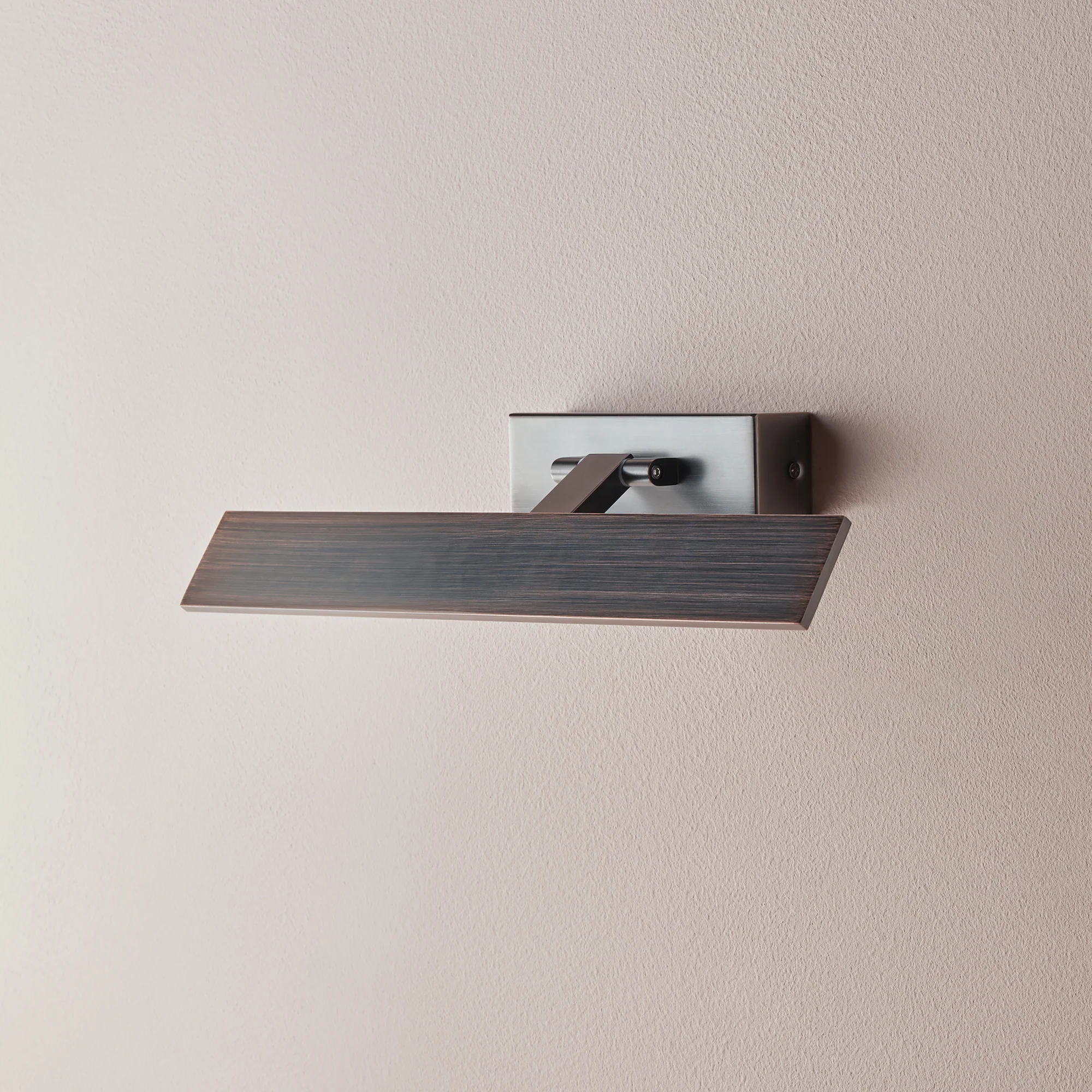Smaller Pelton picture light in bronze - Image 6