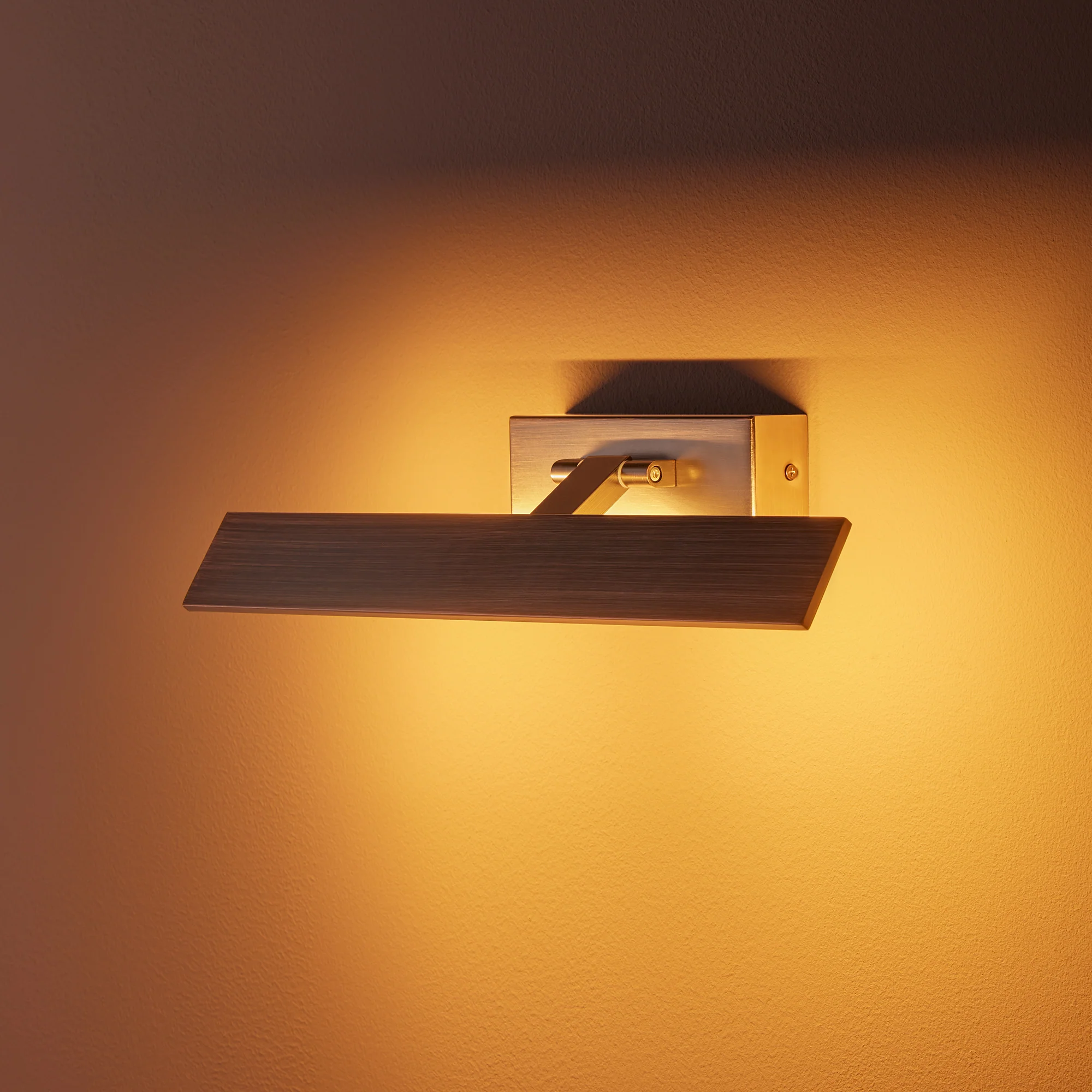 Smaller Pelton picture light in bronze - Image 7